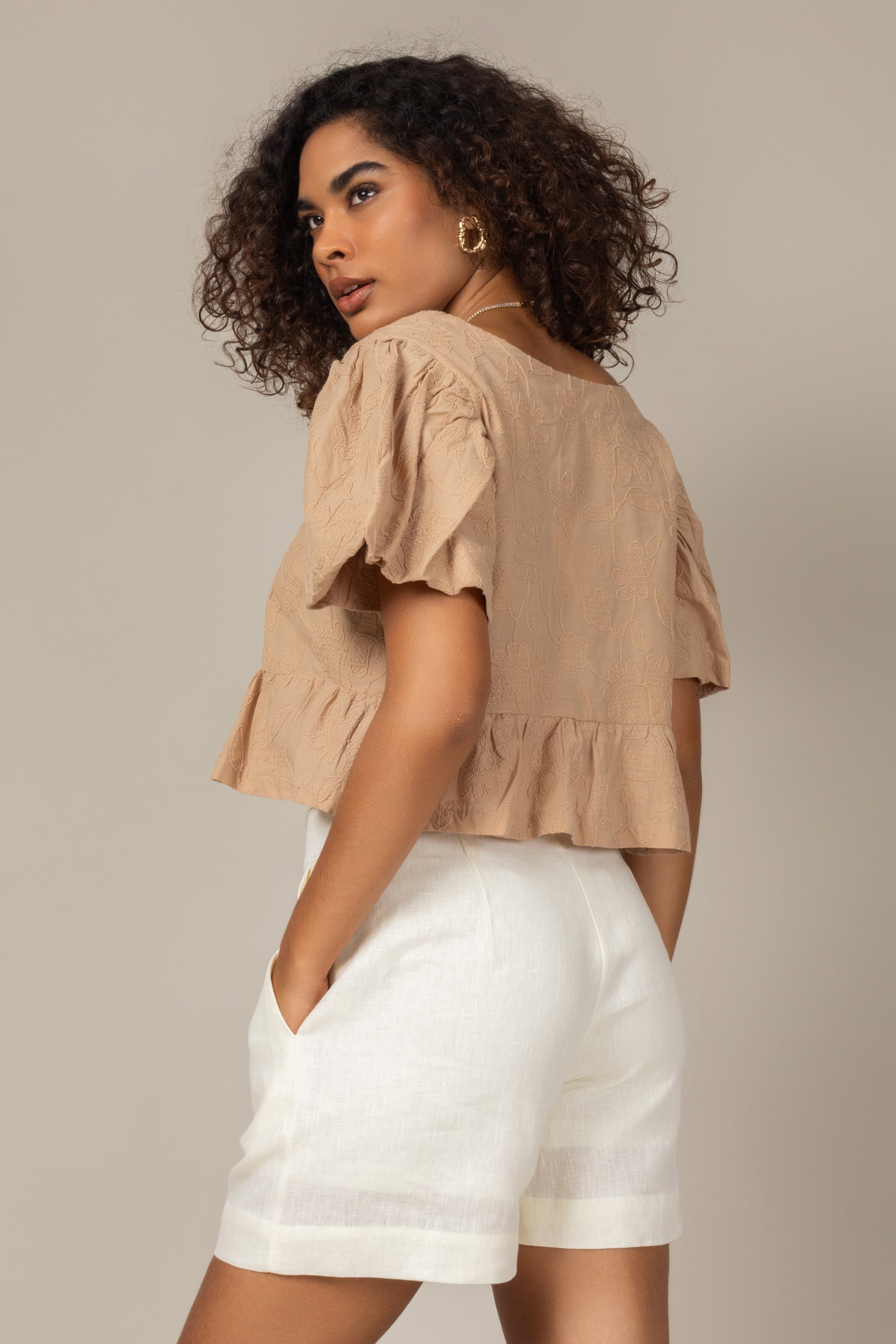 Blusa cropped com mangas bufantes
