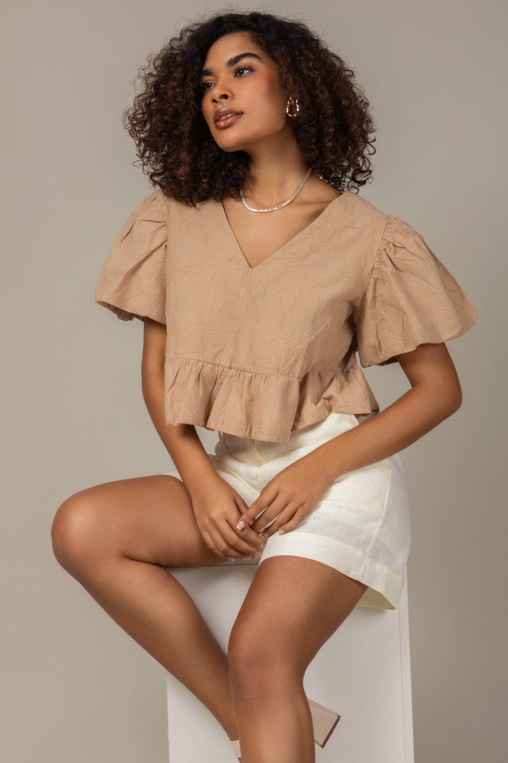 Blusa cropped com mangas bufantes