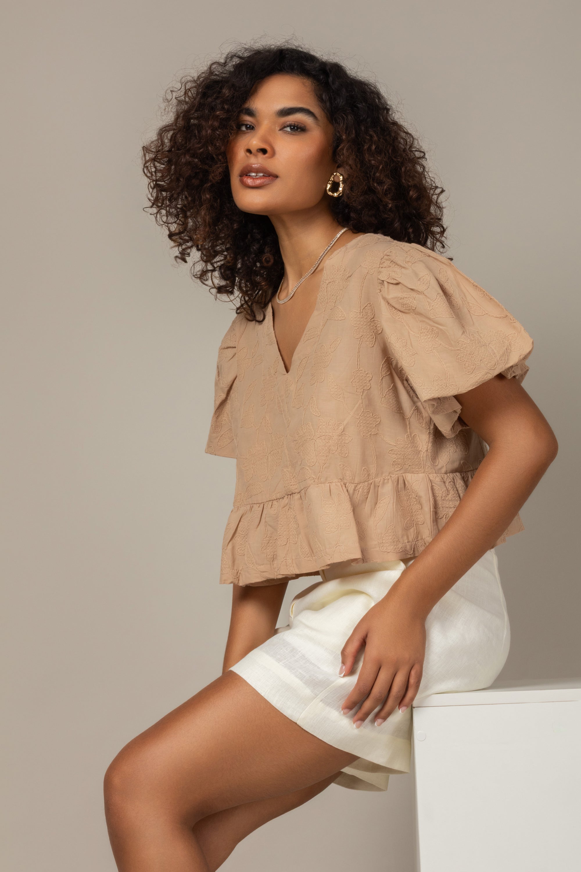 Blusa cropped com mangas bufantes