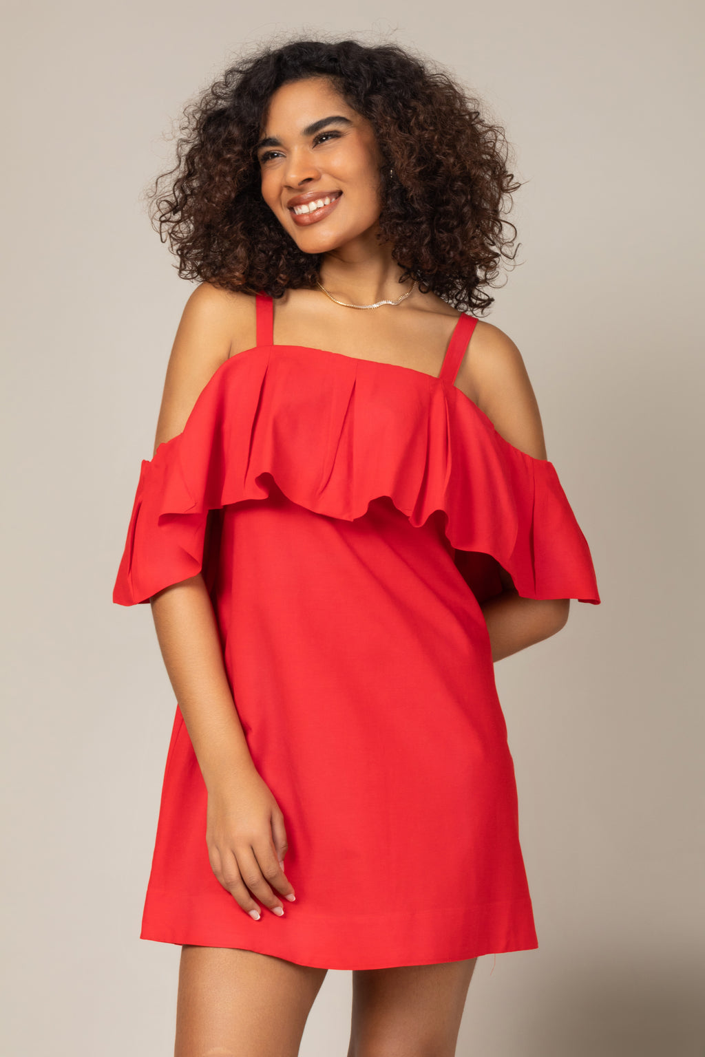 Vestido curto com alças e babado