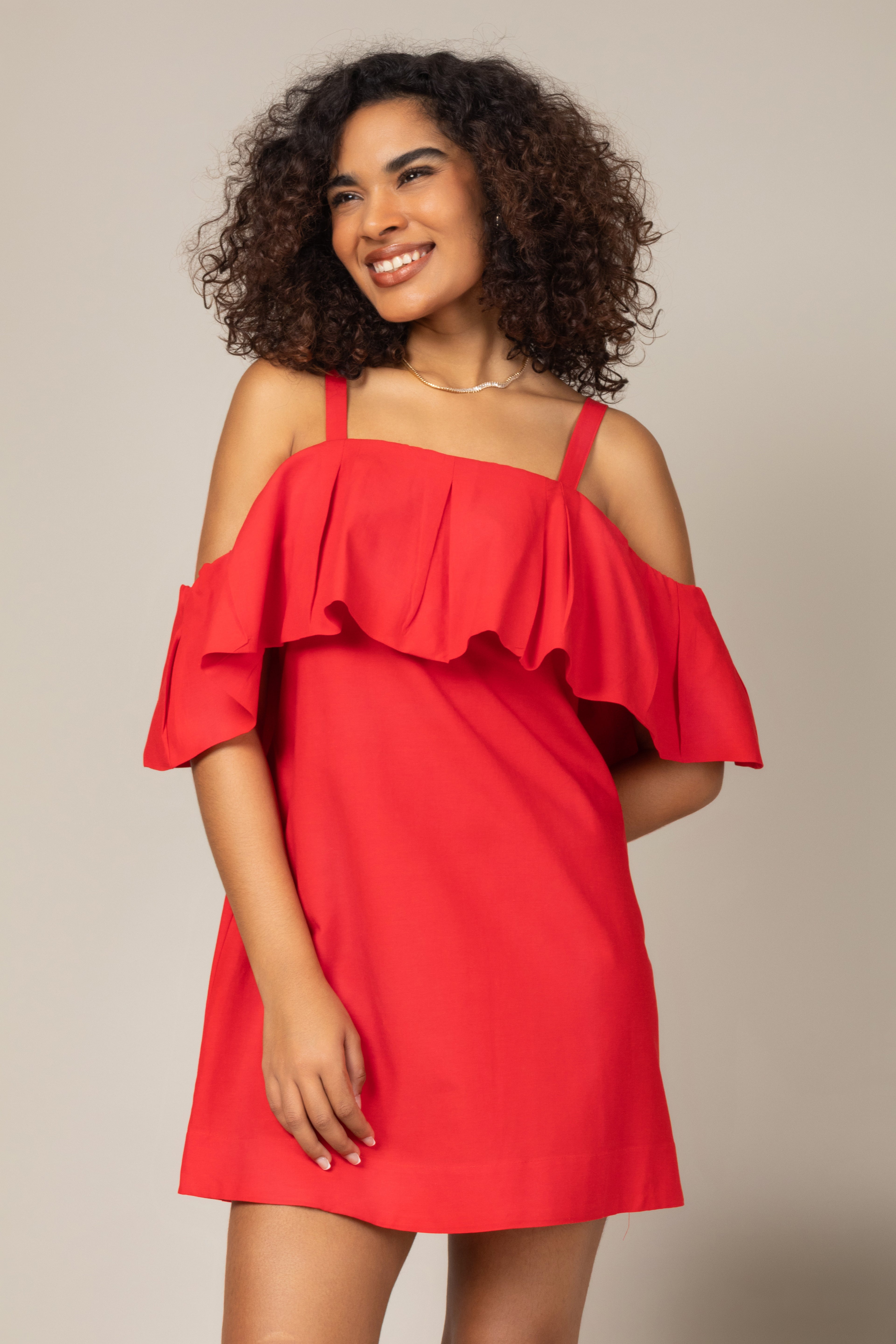 Vestido curto com alças e babado