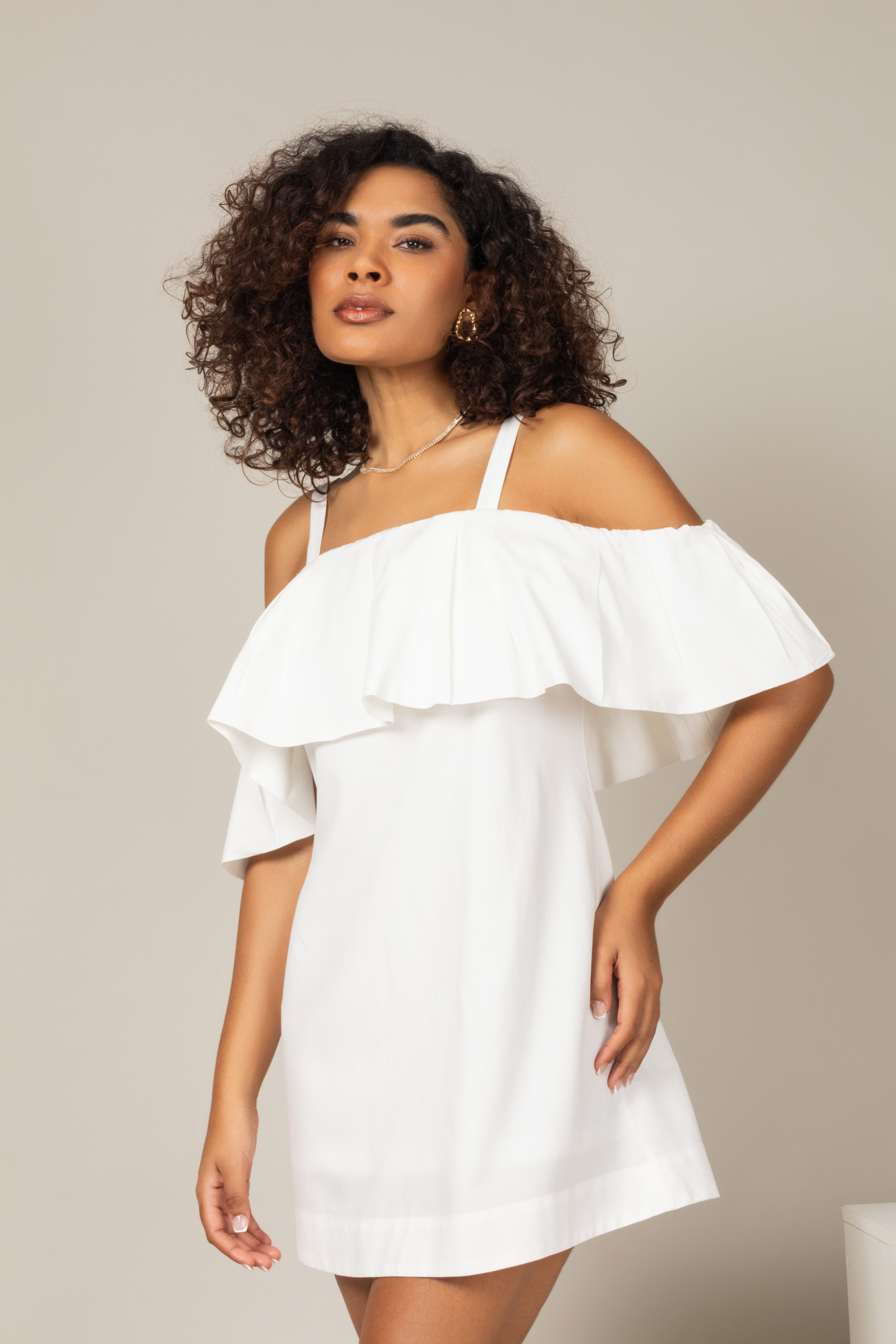 Vestido curto com alças e babado