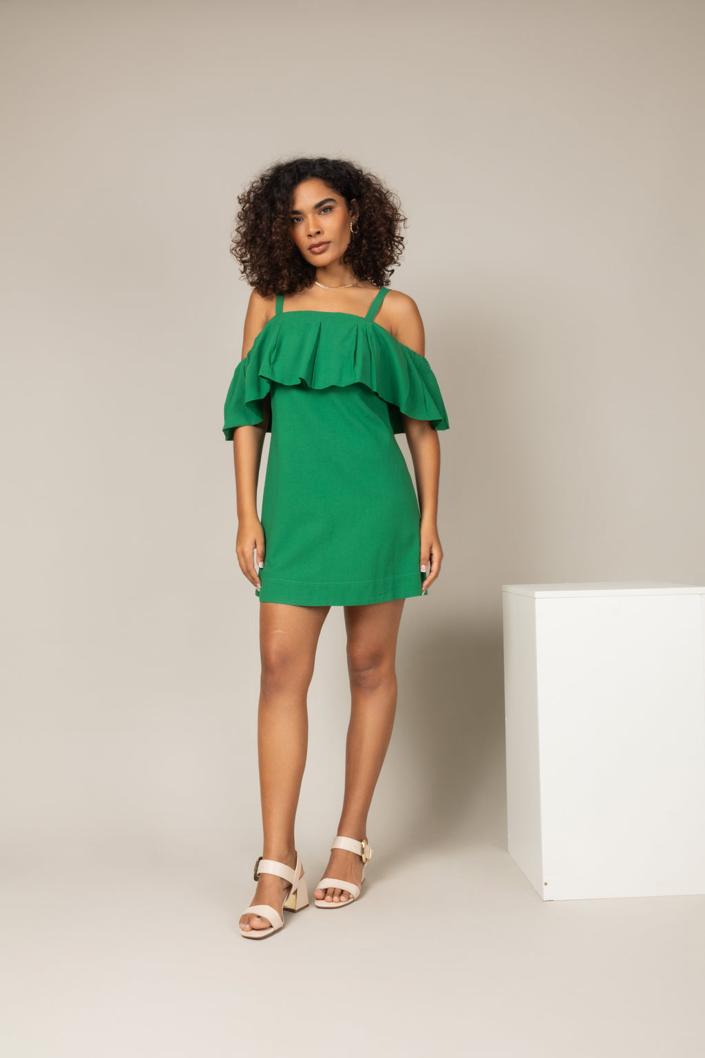 Vestido curto com alças e babado