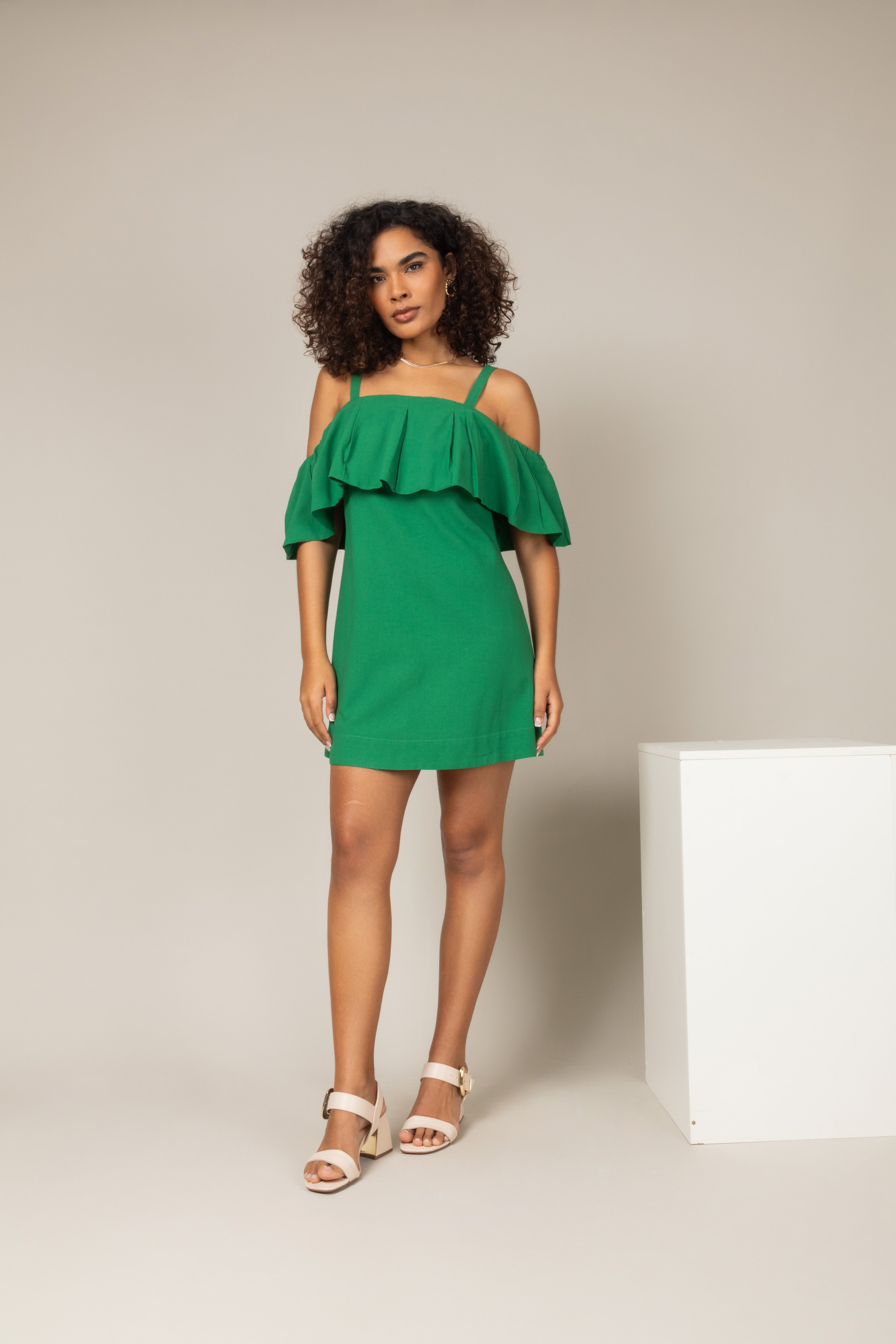 Vestido curto com alças e babado