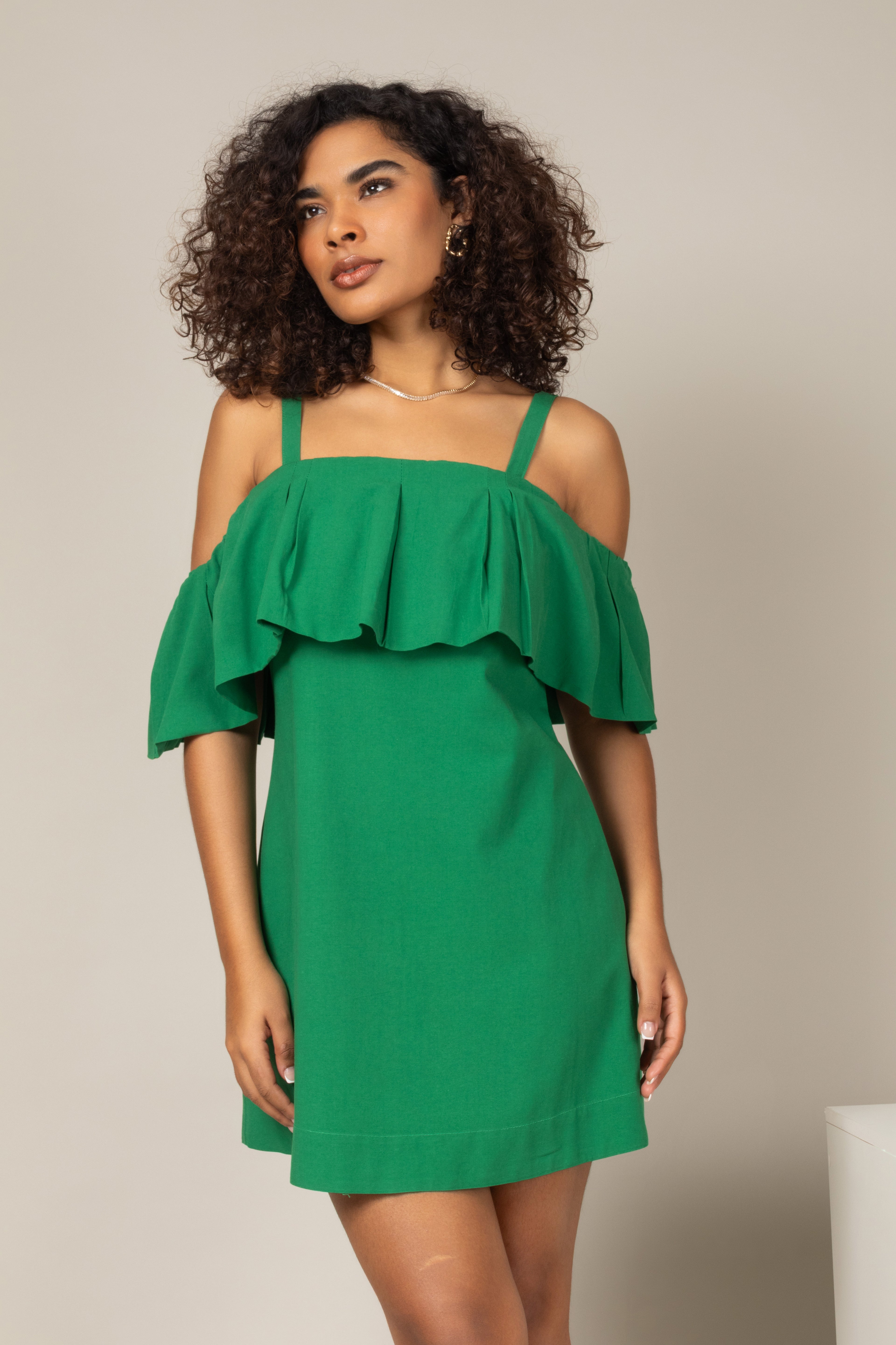 Vestido curto com alças e babado