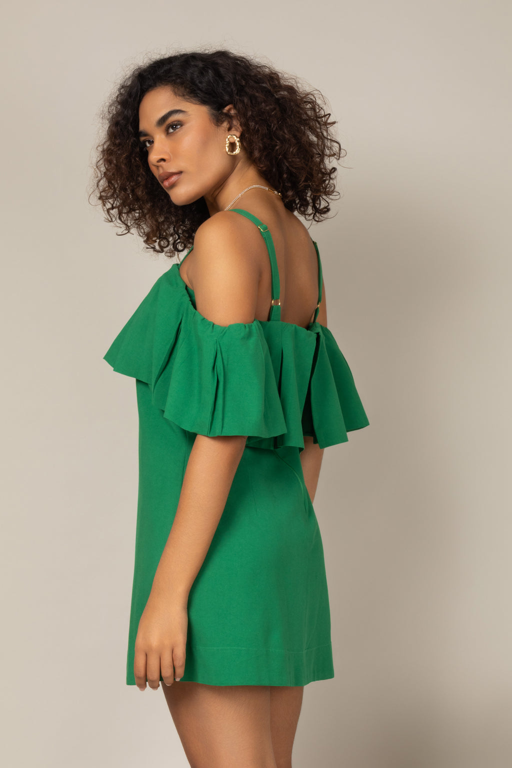 Vestido curto com alças e babado