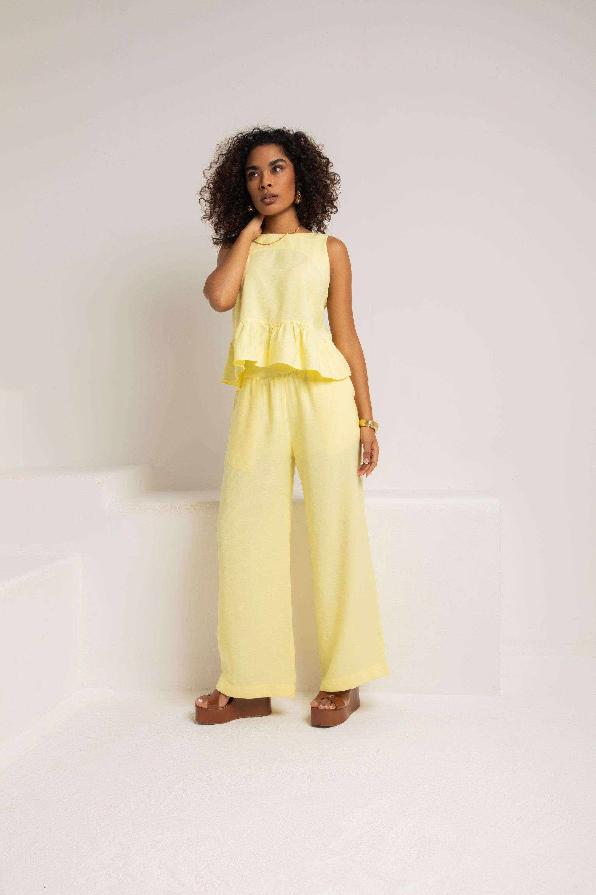 Conjunto com blusa peplum e calça pantalona