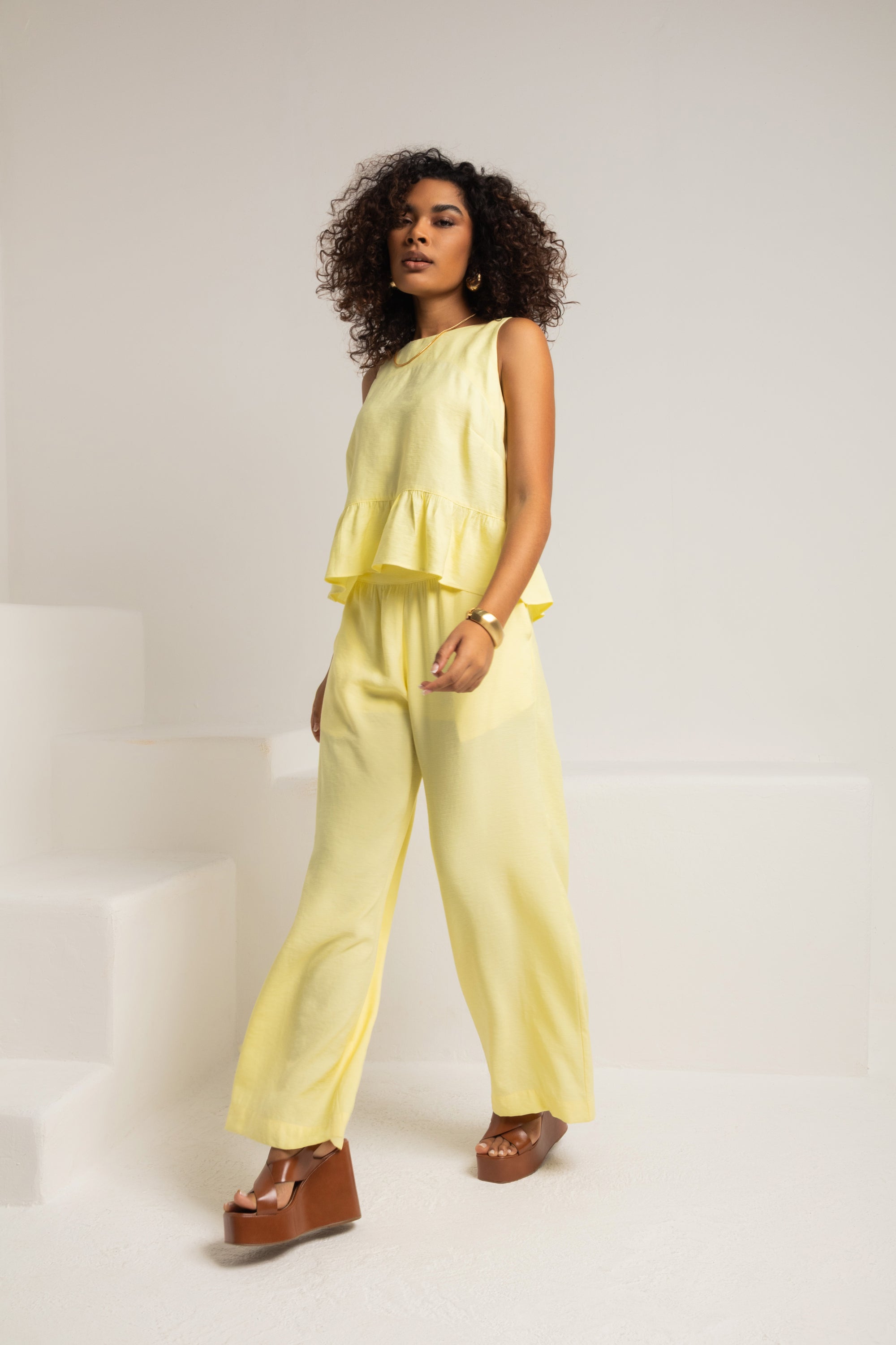 Conjunto com blusa peplum e calça pantalona