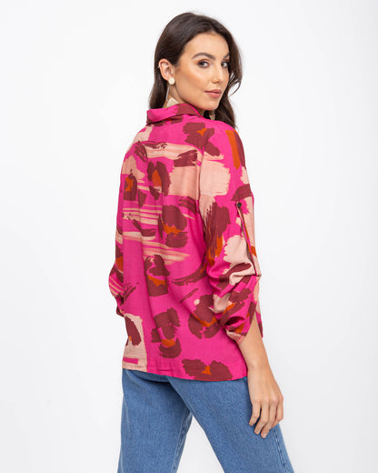 Blusa em viscose estampa animal print estilizado magenta