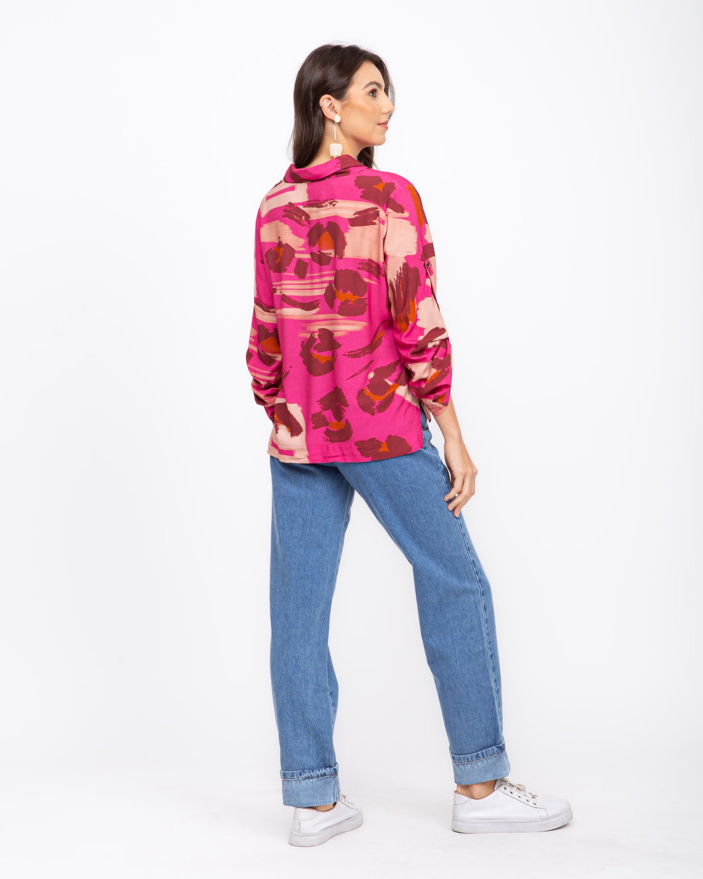 Blusa em viscose estampa animal print estilizado magenta