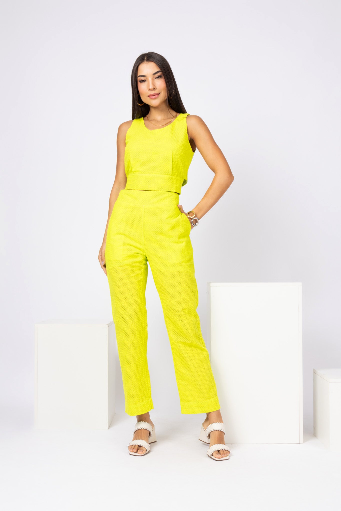 Conjunto de top e calça laise bordada