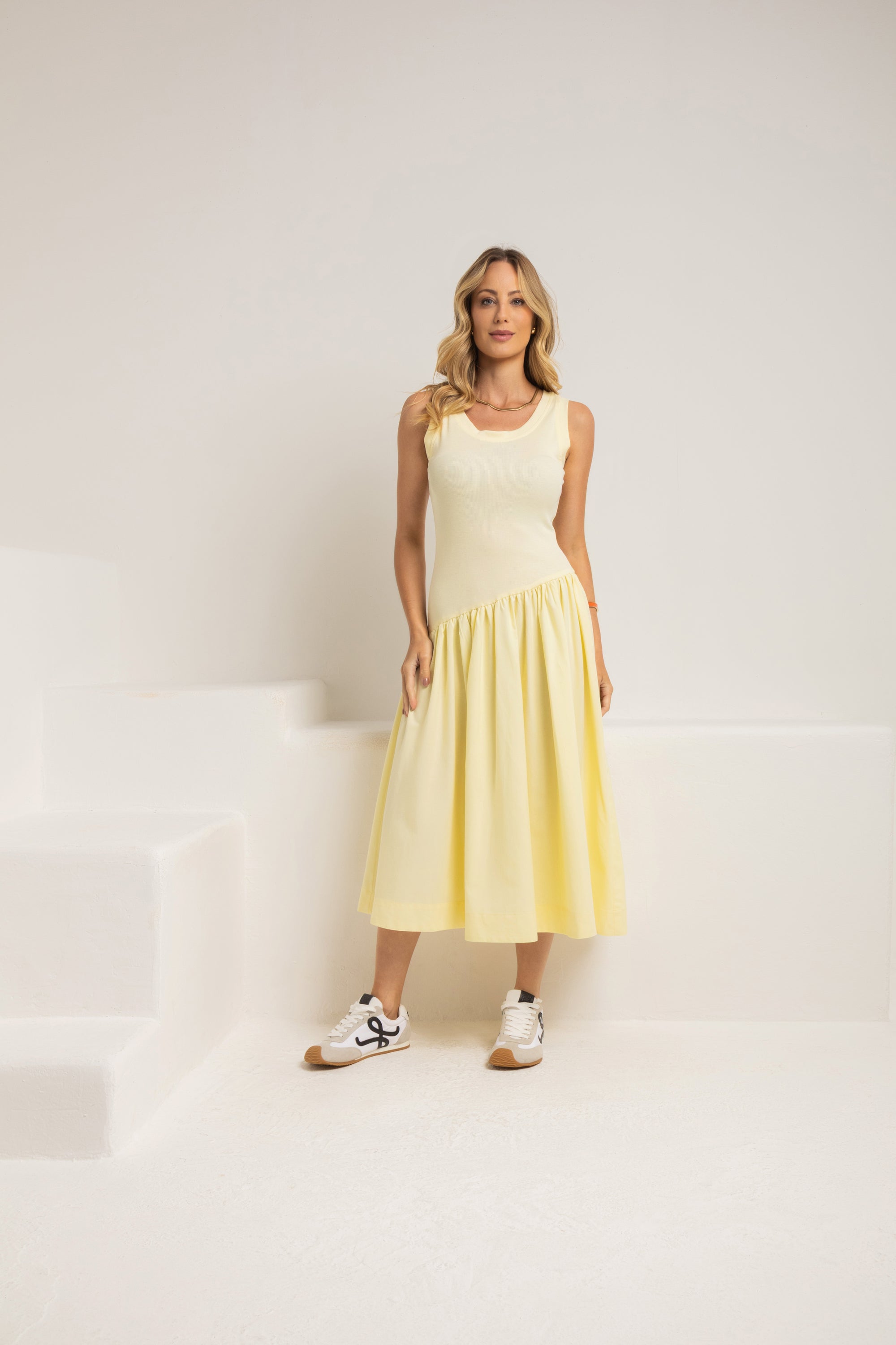 Vestido midi elegante com saia assimétrica