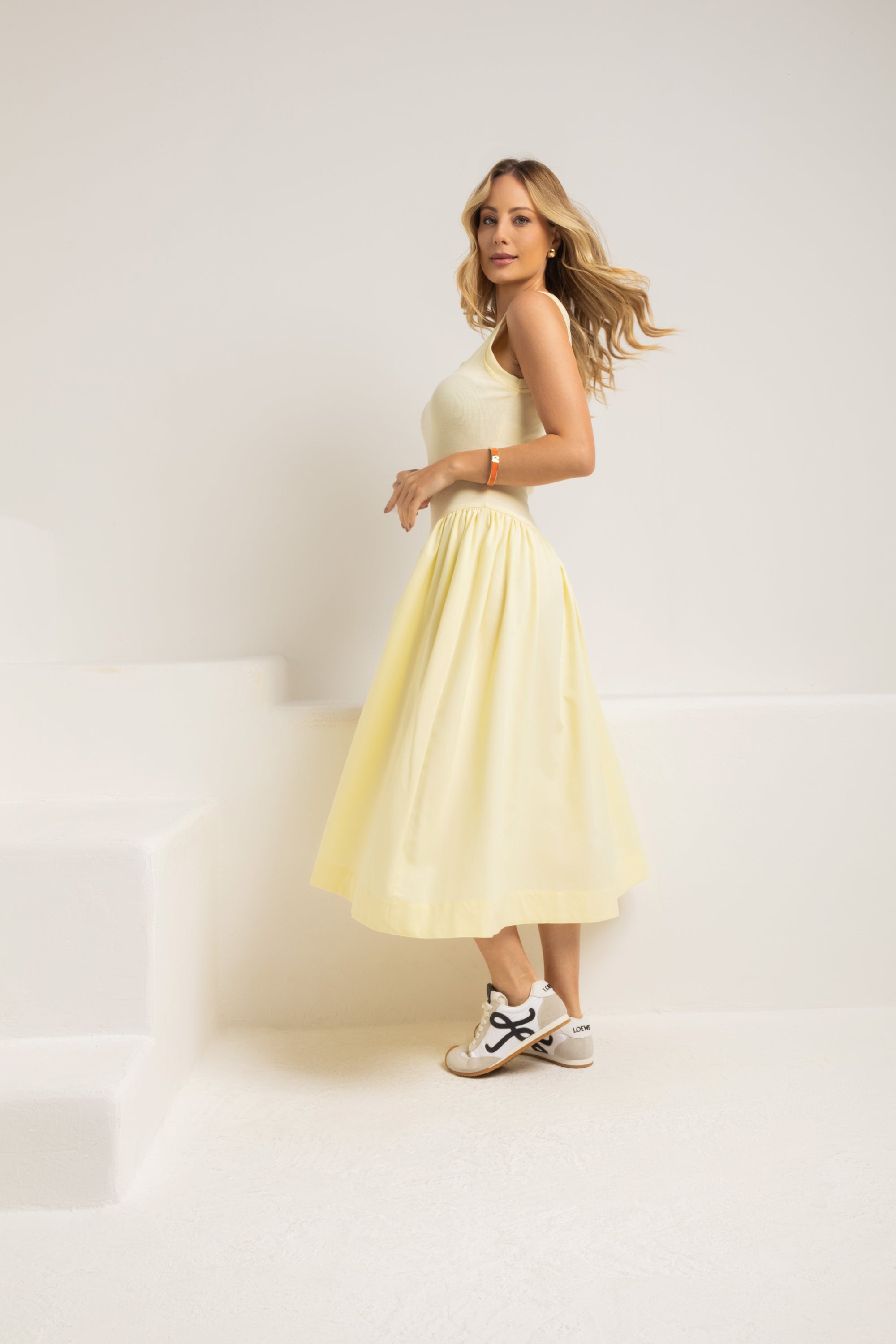 Vestido midi elegante com saia assimétrica