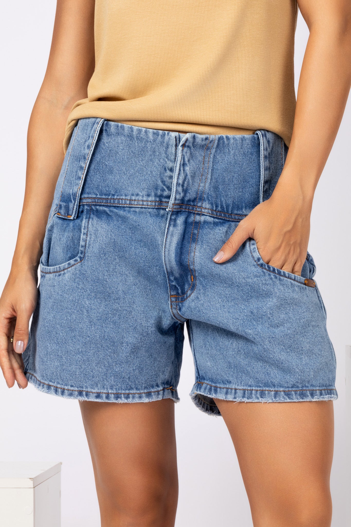 Shorts jeans cintura média