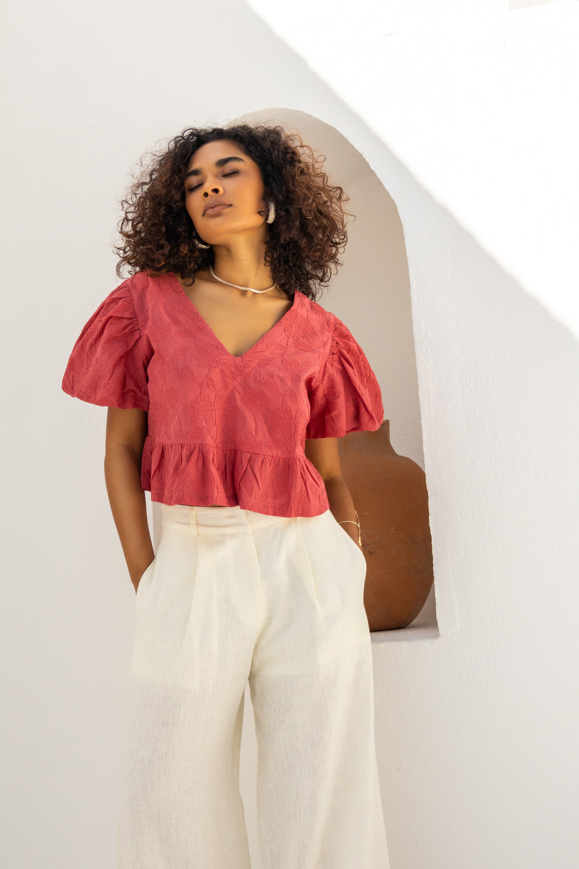 Blusa cropped com mangas bufantes