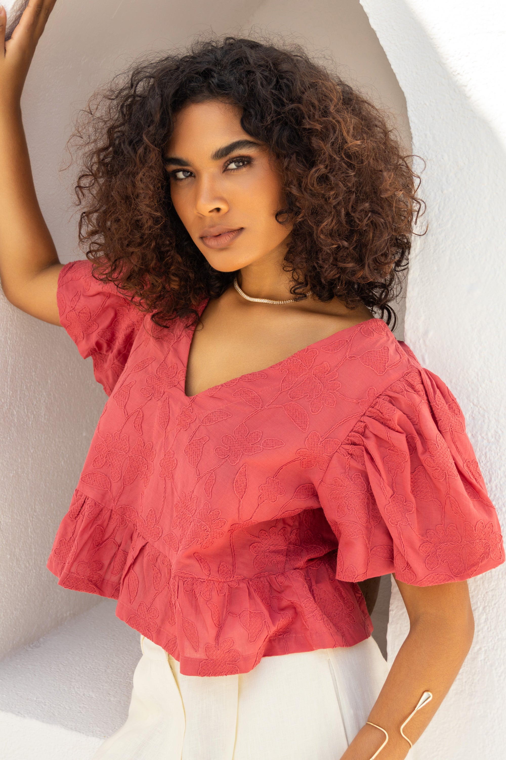 Blusa cropped com mangas bufantes