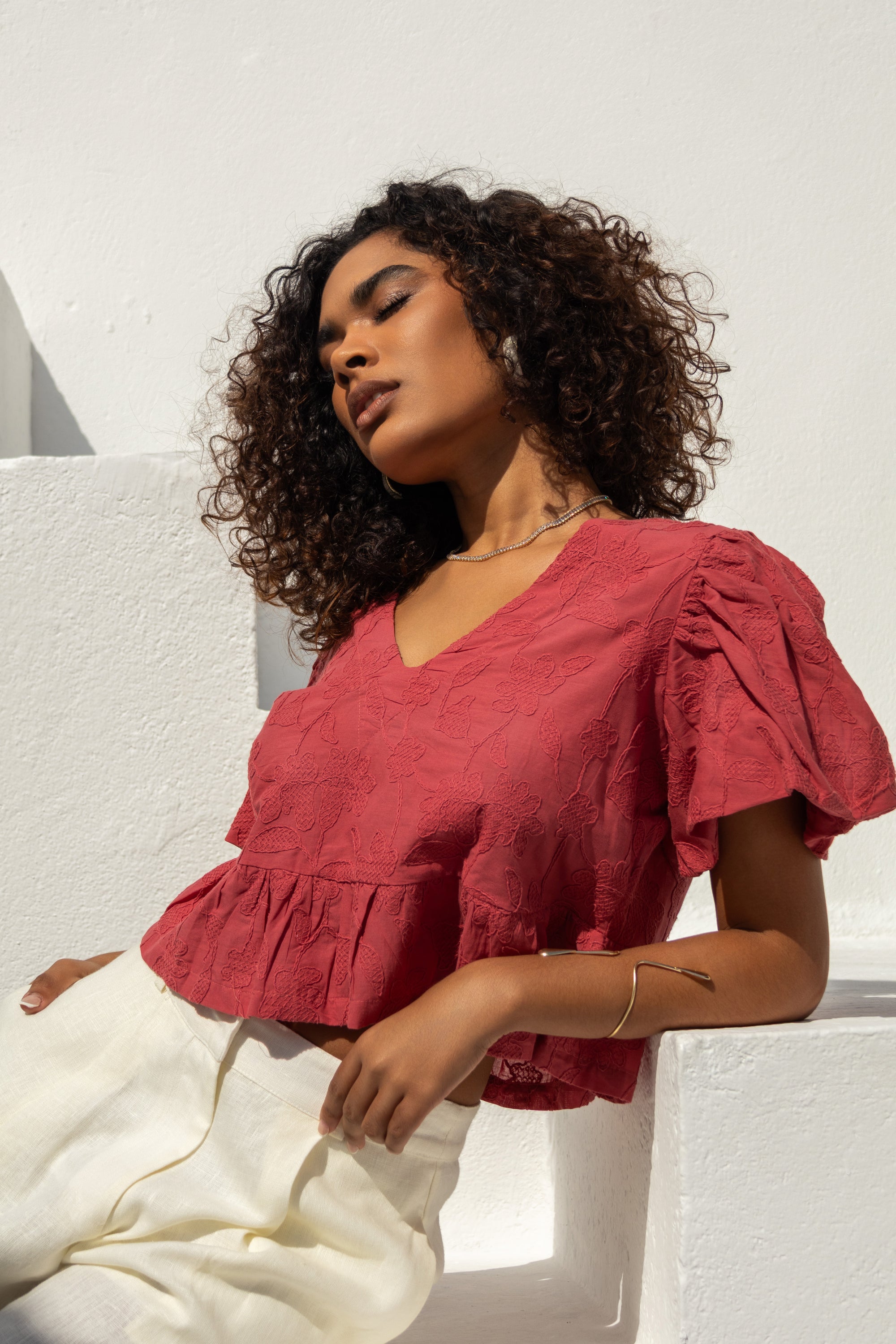 Blusa cropped com mangas bufantes