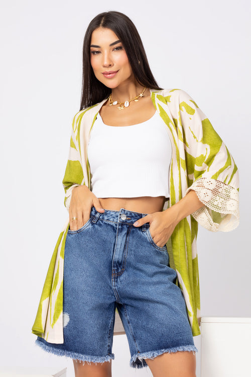 Bermuda jeans com detalhe destroyed na barra