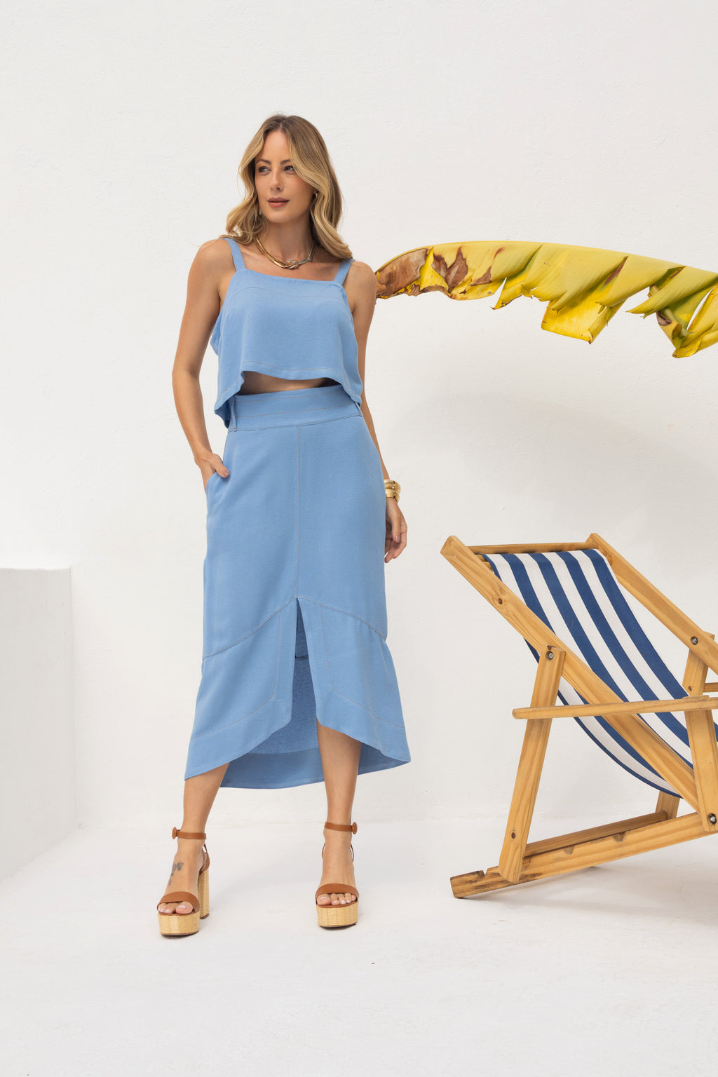 Conjunto cropped e saia midi com fenda