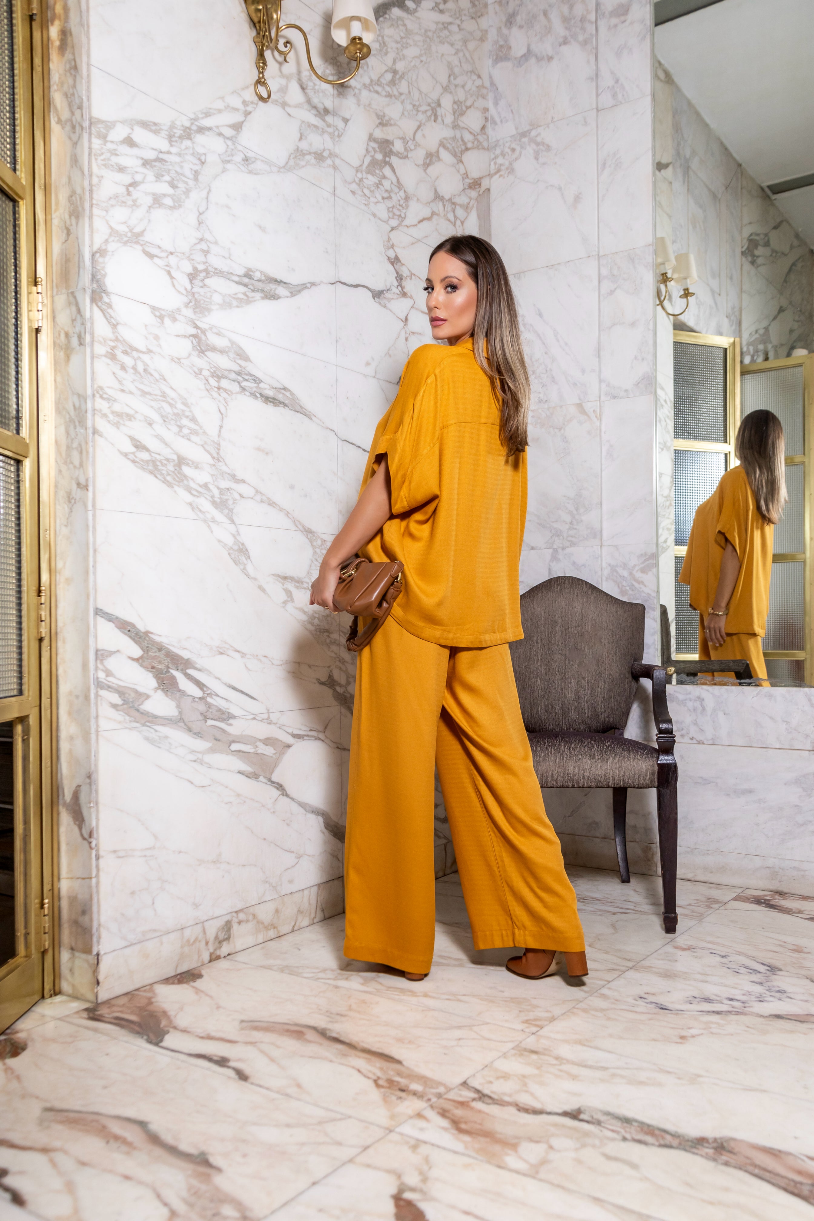 Calça pantalona em viscose maquinetada