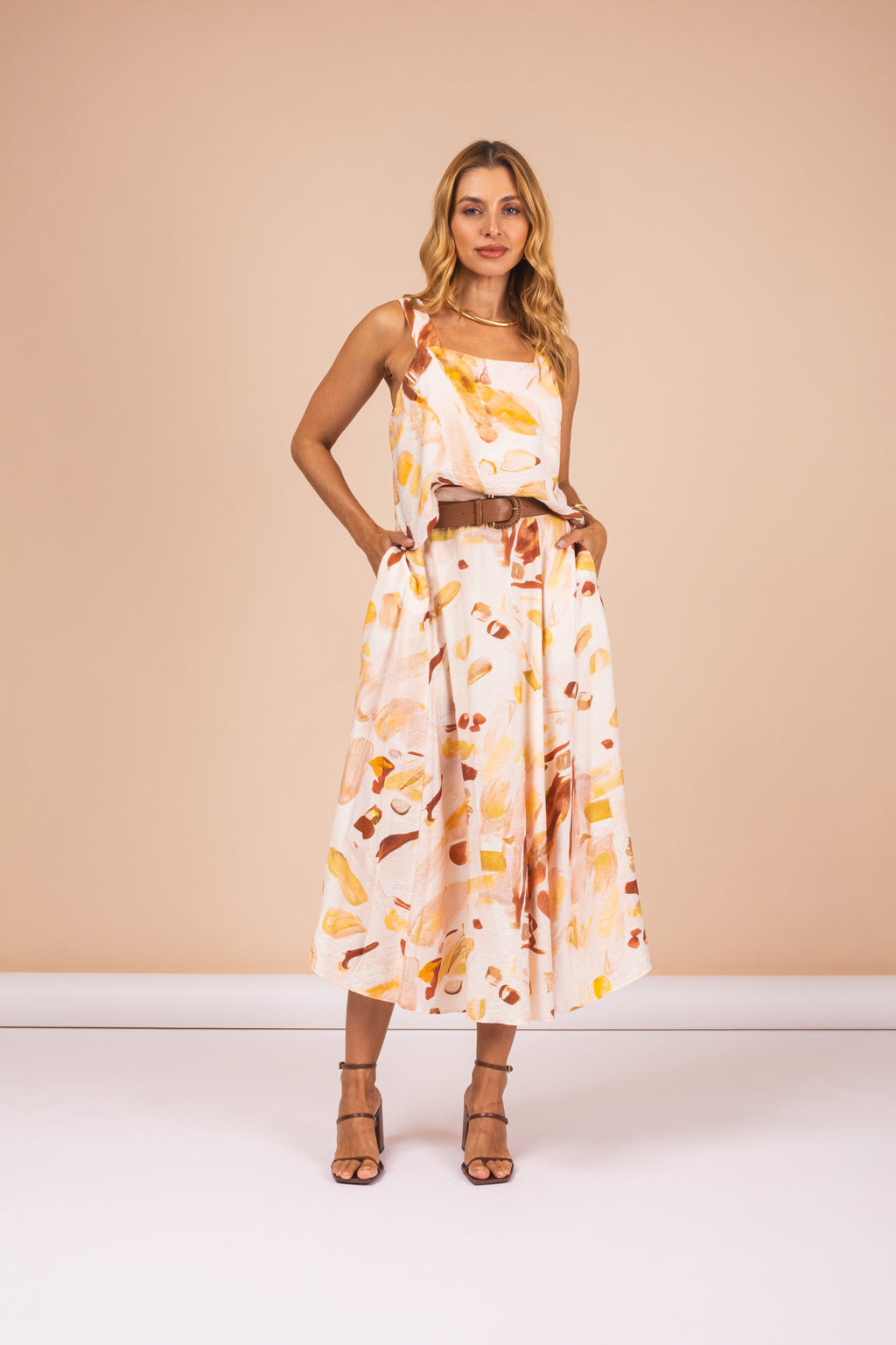 Conjunto de saia com estampa abstrata