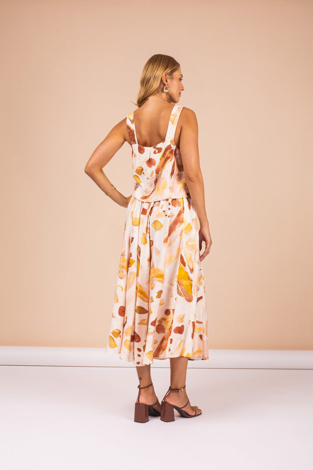 Conjunto de saia com estampa abstrata