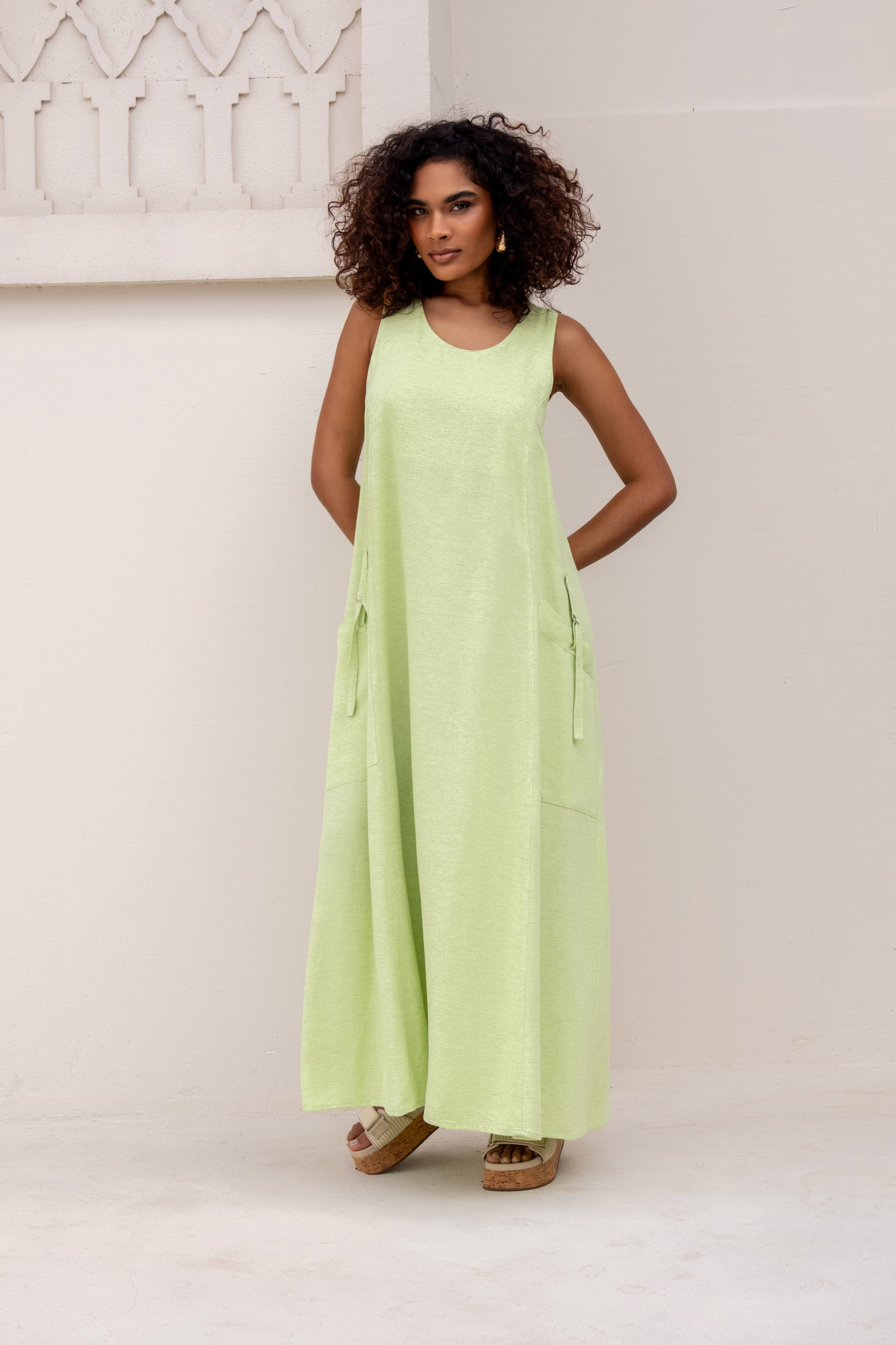 Vestido longo tecido texturizado com bolsos laterais