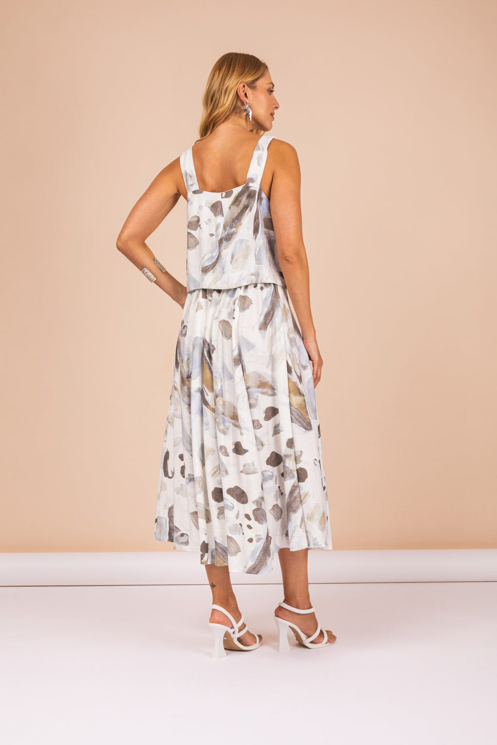 Conjunto de saia com estampa abstrata