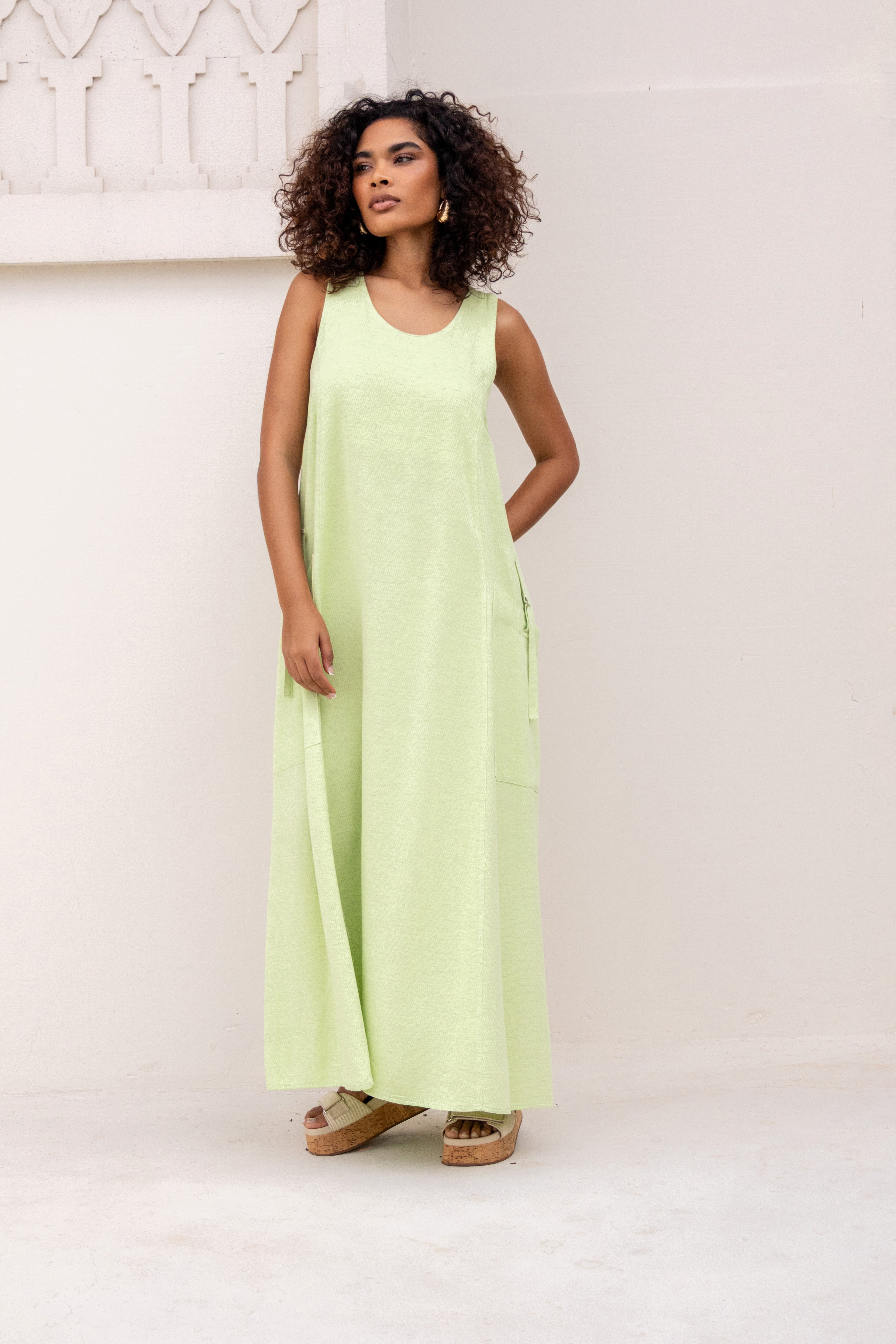Vestido longo tecido texturizado com bolsos laterais