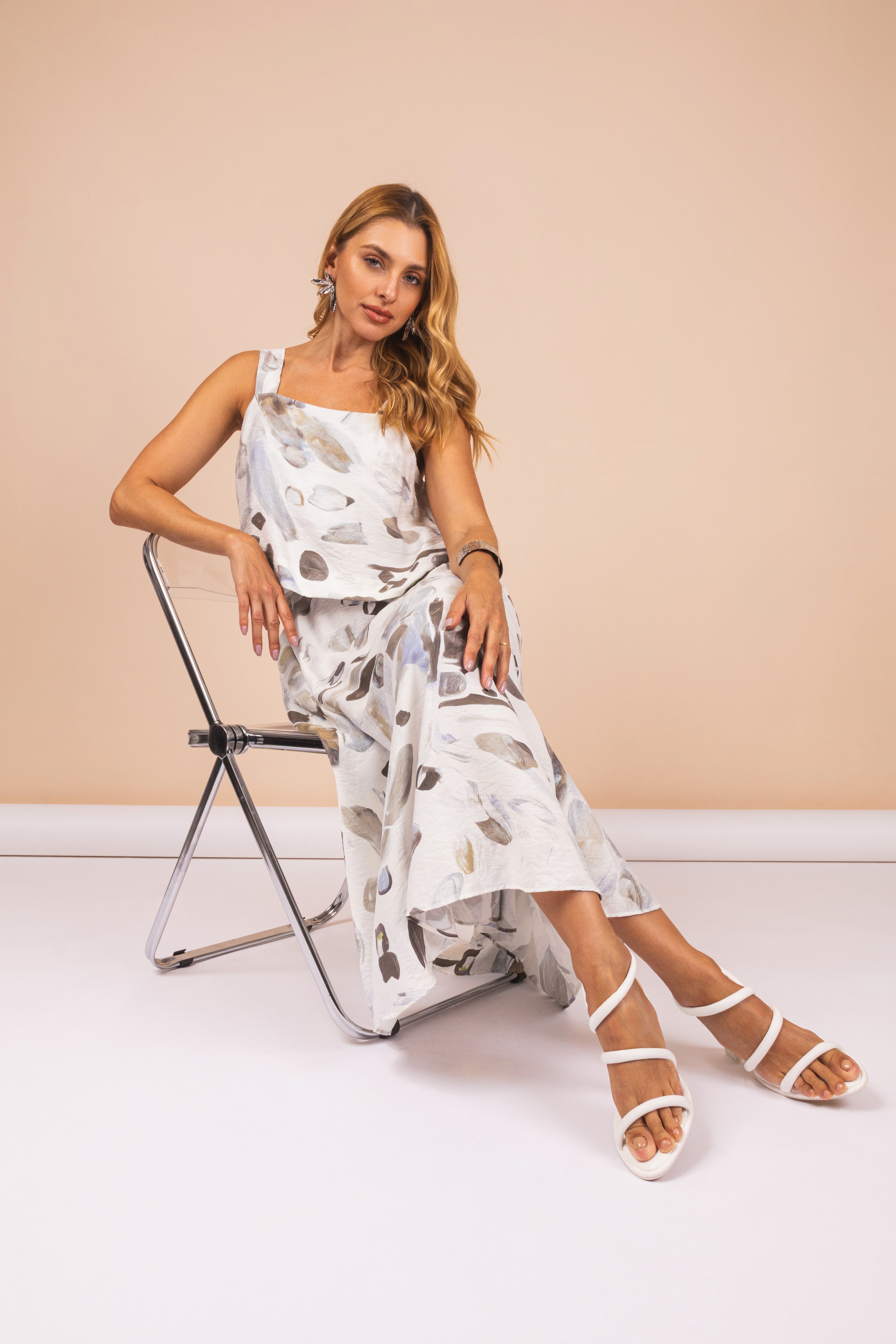 Conjunto de saia com estampa abstrata