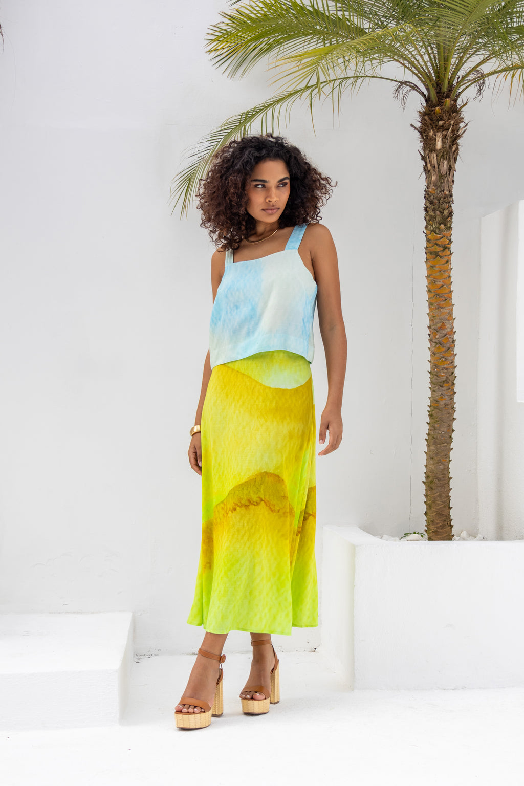 Conjunto cropped e saia midi com fenda