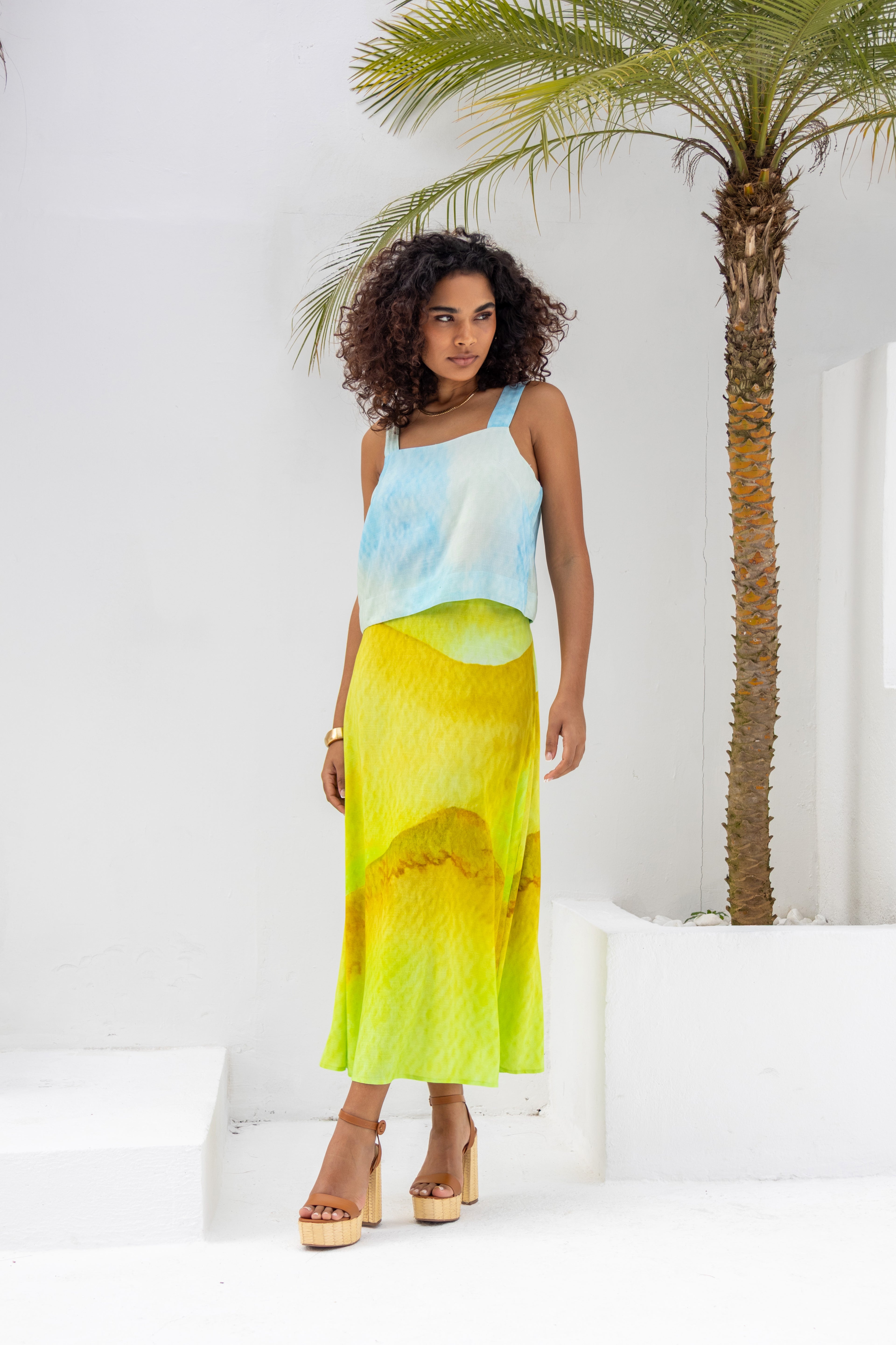 Conjunto cropped e saia midi com fenda