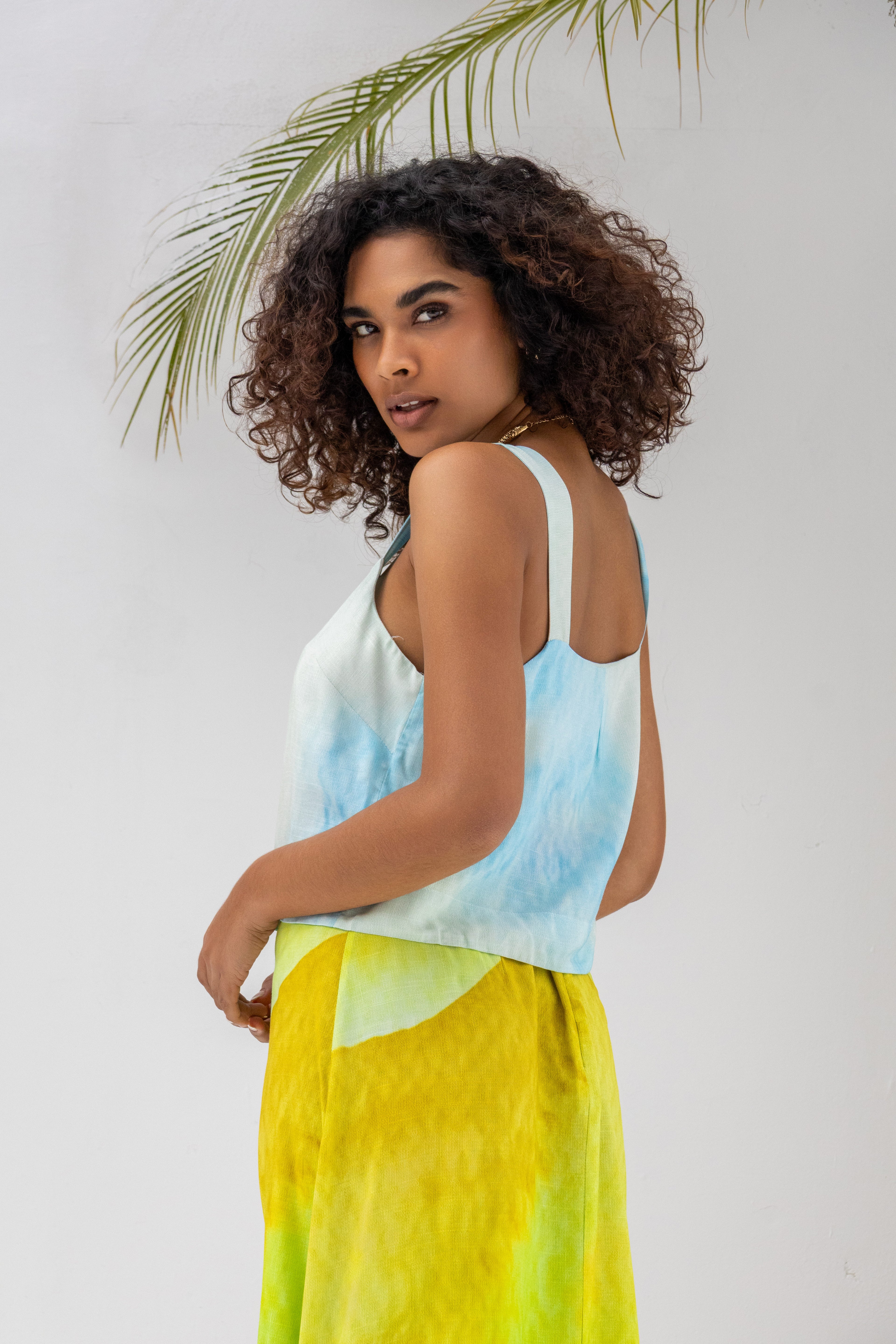 Conjunto cropped e saia midi com fenda