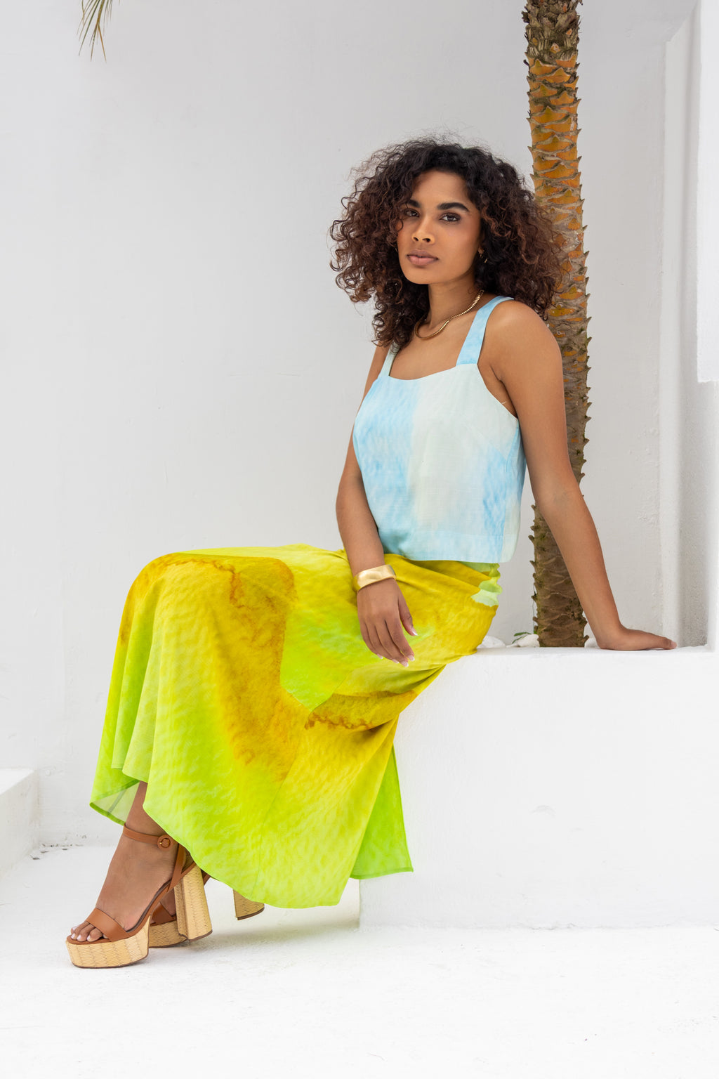 Conjunto cropped e saia midi com fenda