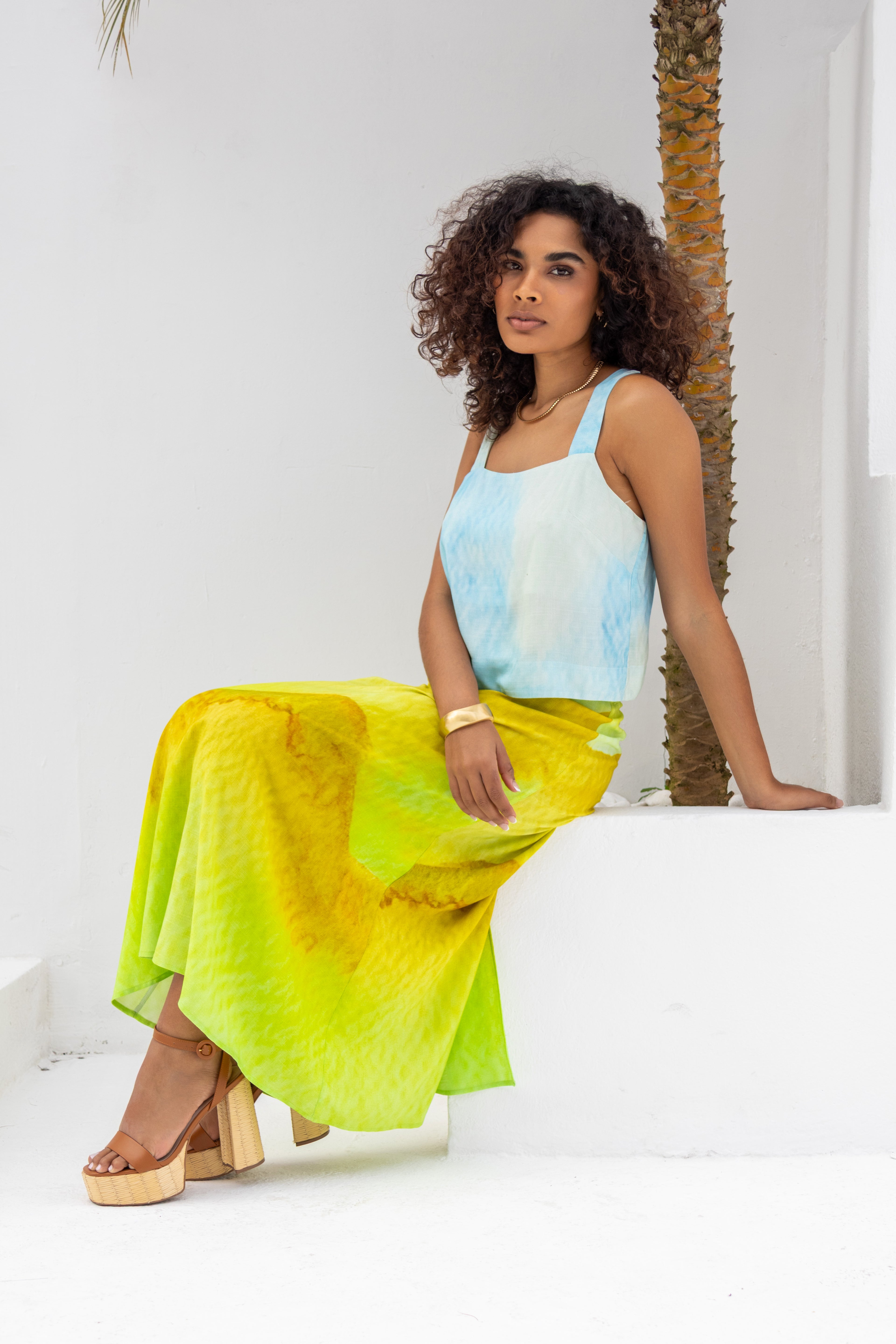 Conjunto cropped e saia midi com fenda