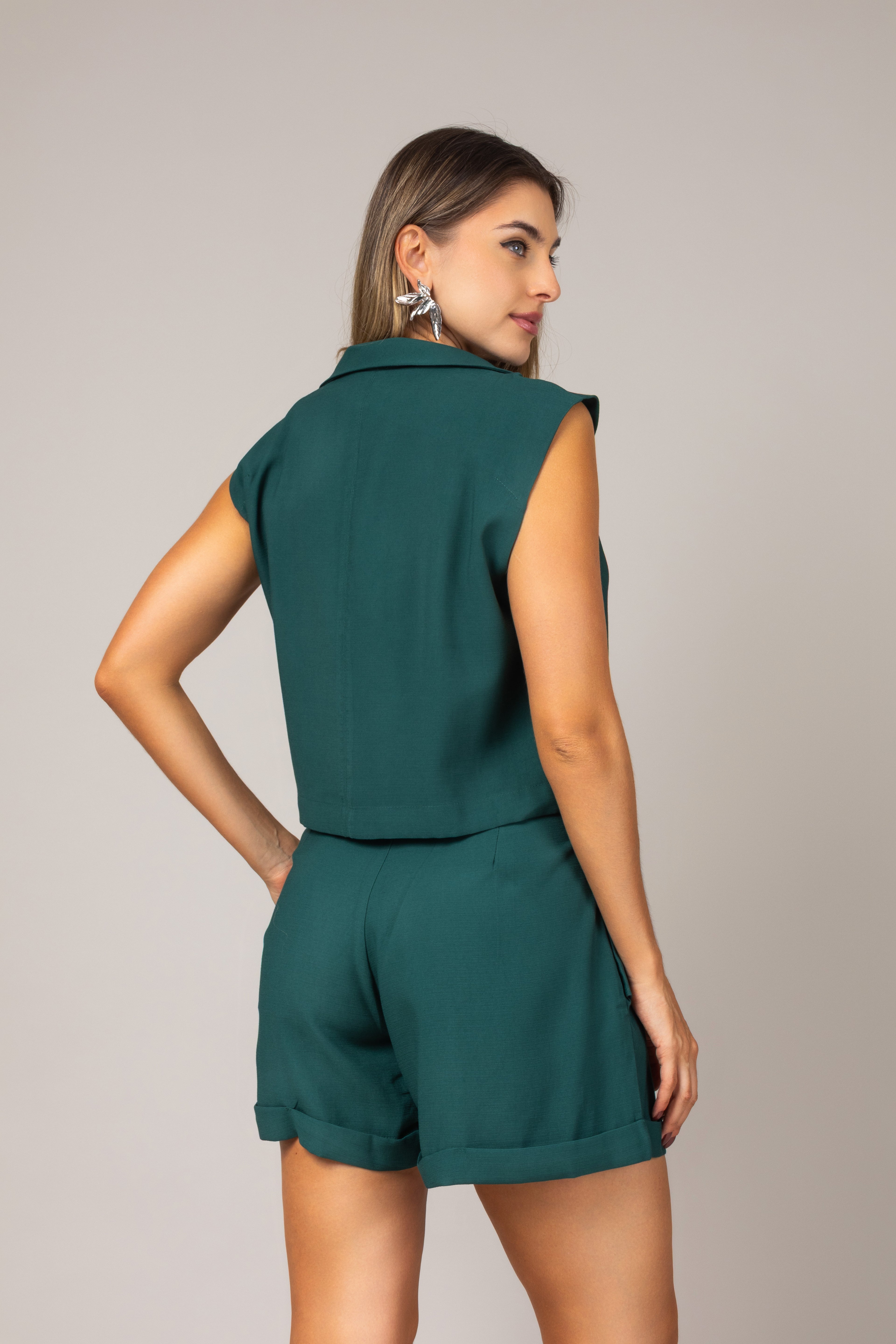 Conjunto de colete e shorts alfaiataria