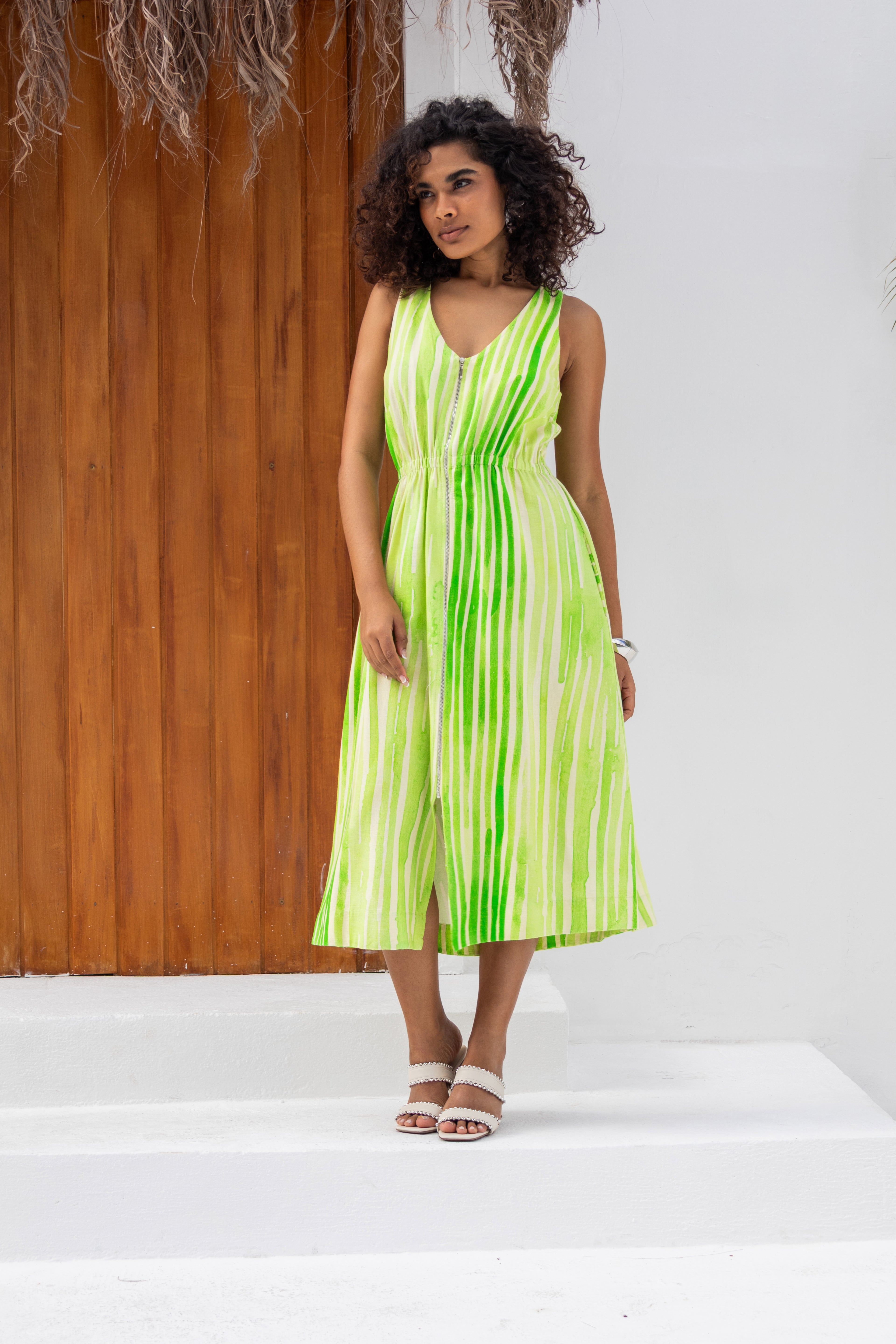 Vestido midi sem mangas