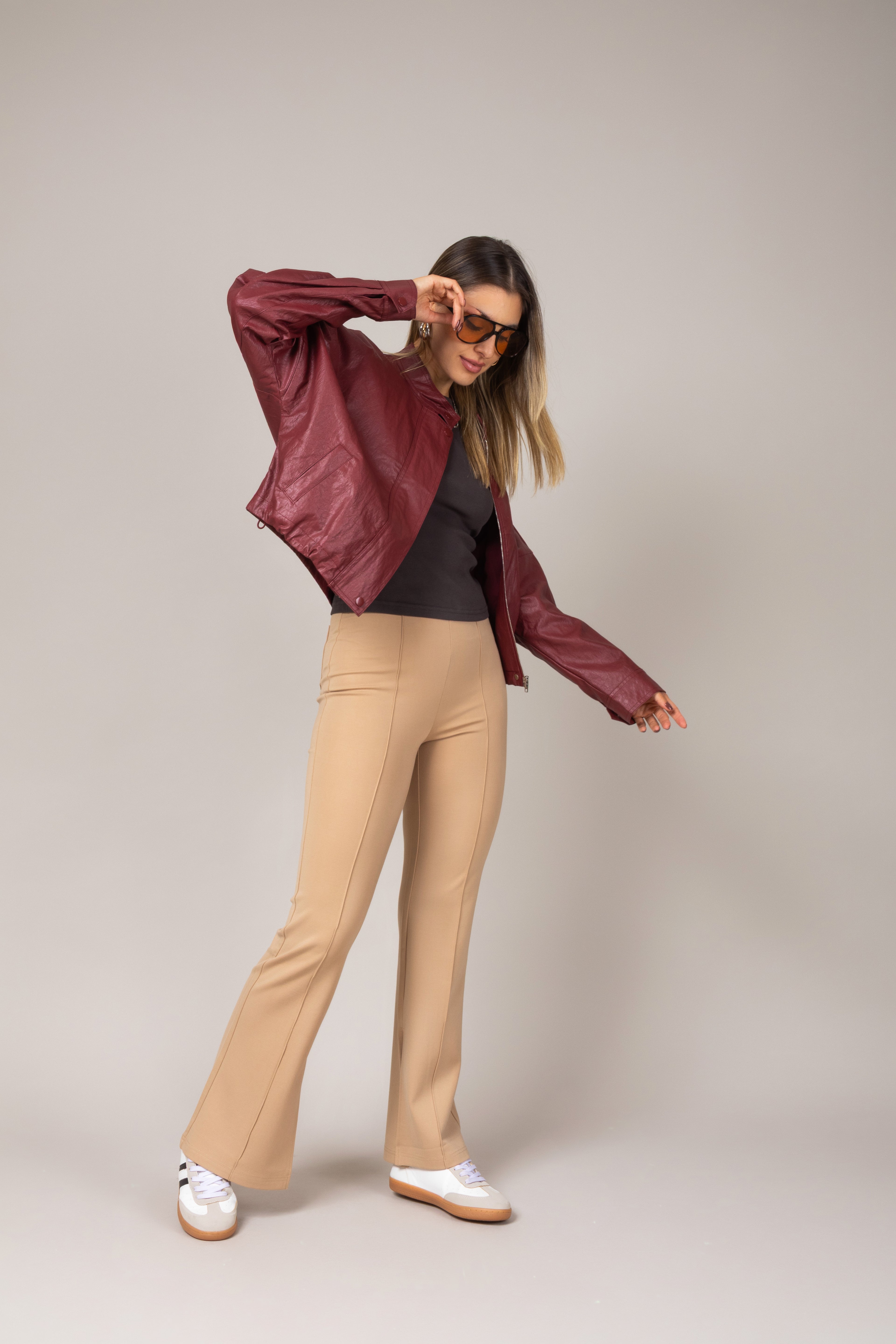 Calça montaria flare com fenda lateral