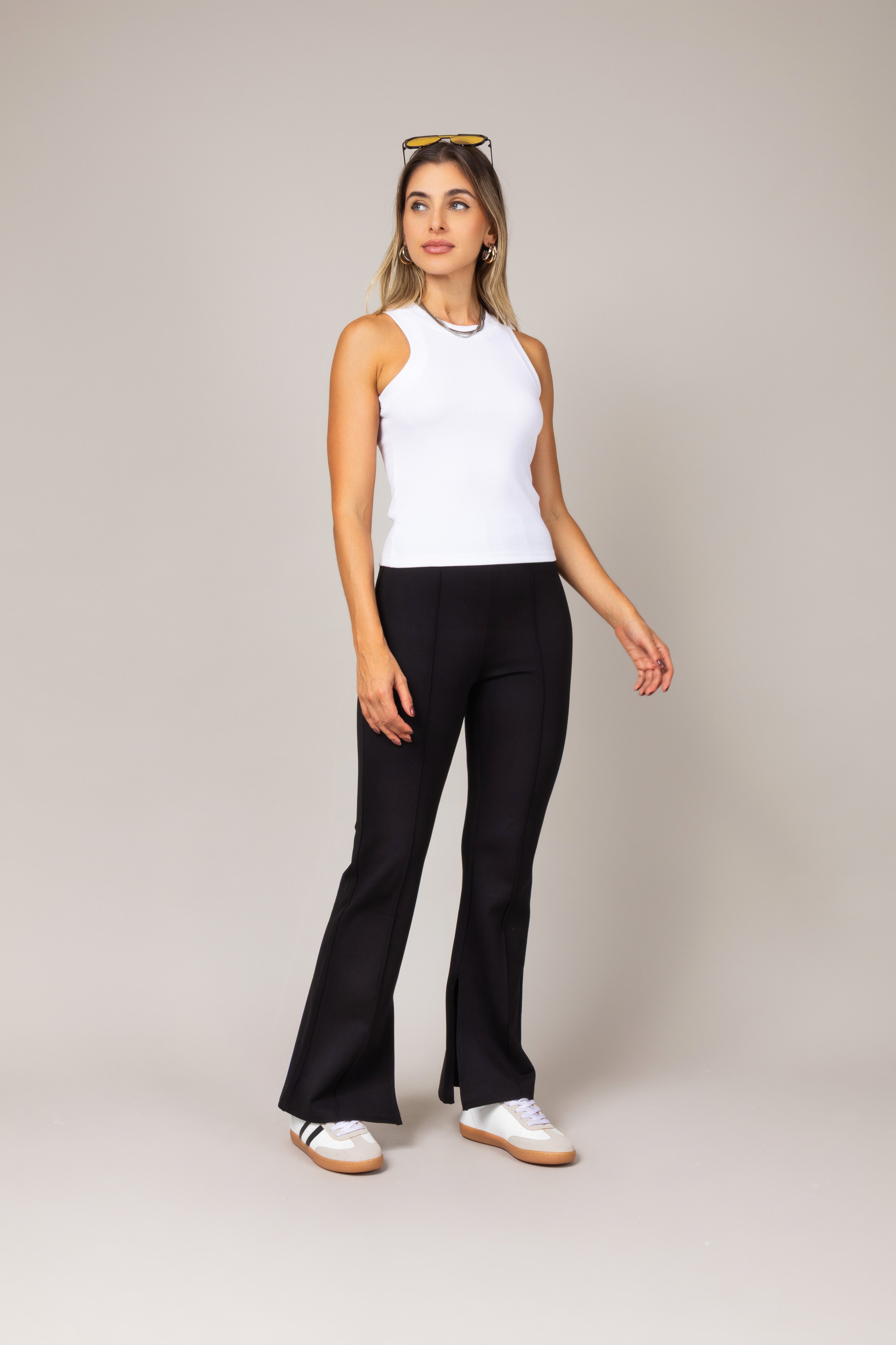 Calça montaria flare com fenda lateral