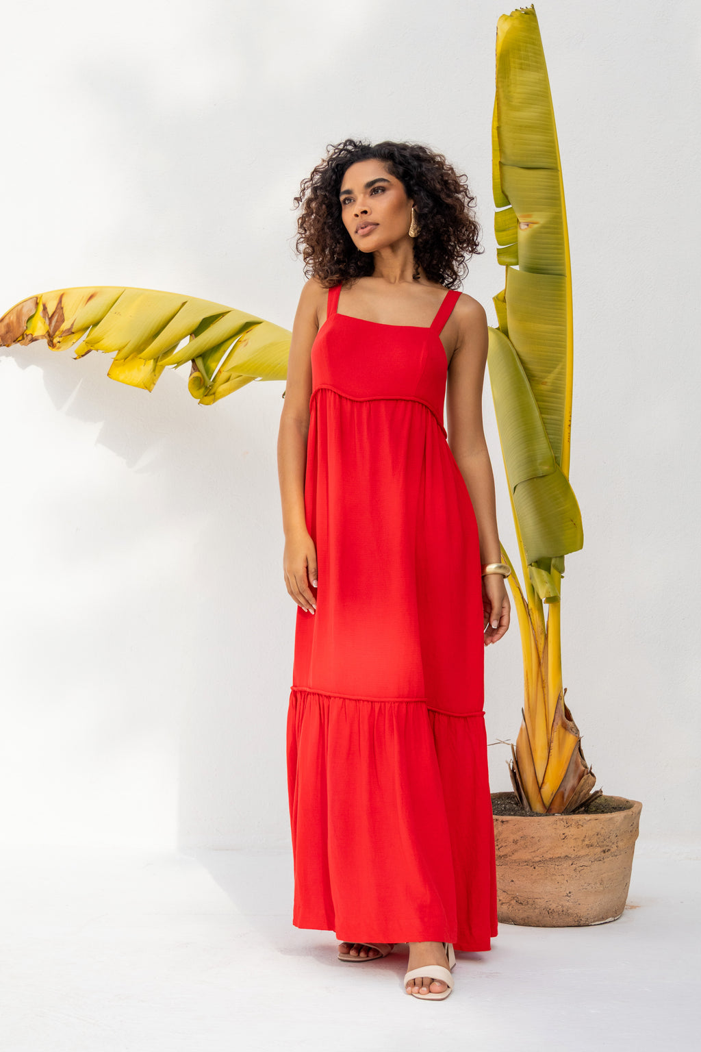 Vestido longo com alças largas e babado