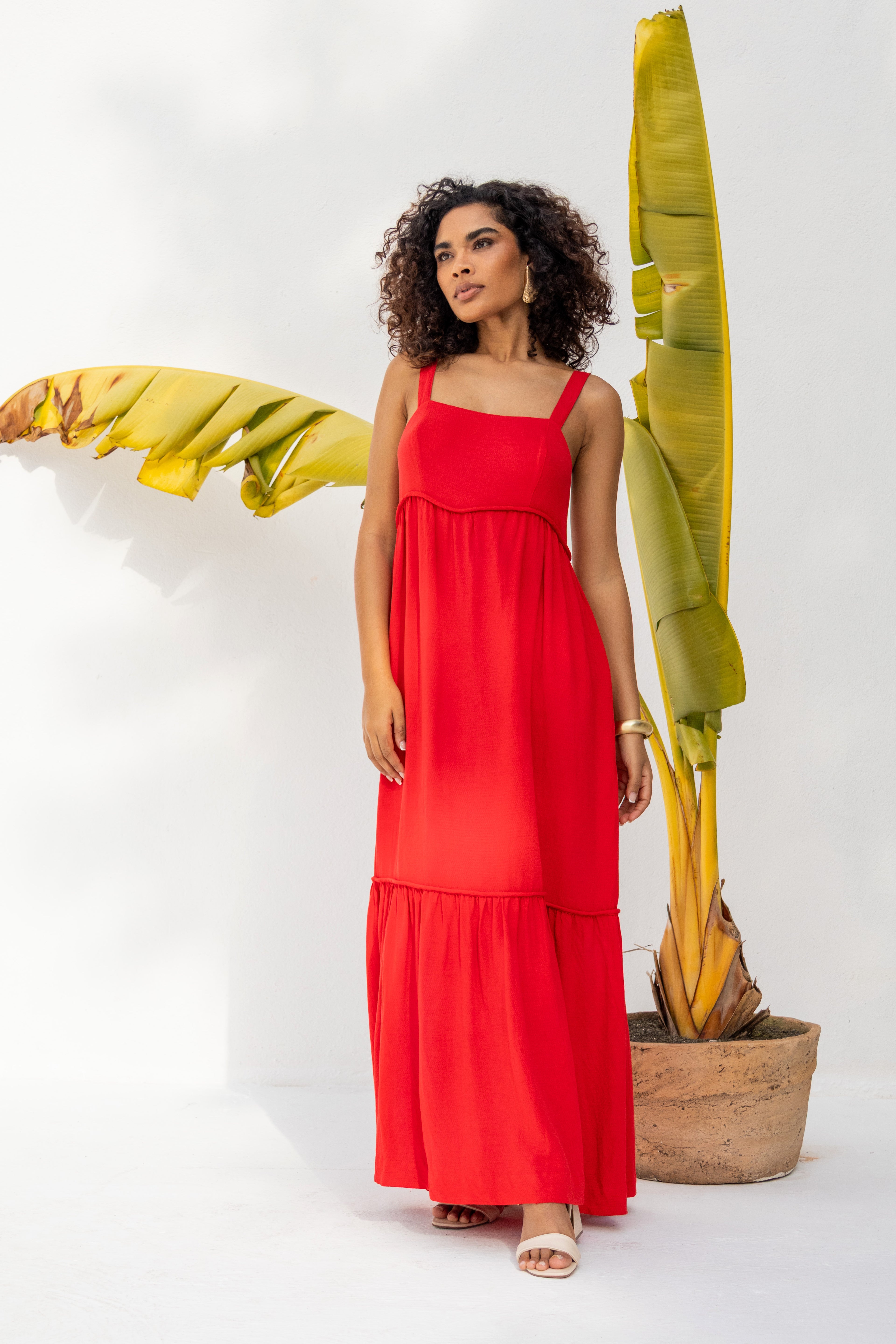 Vestido longo com alças largas e babado