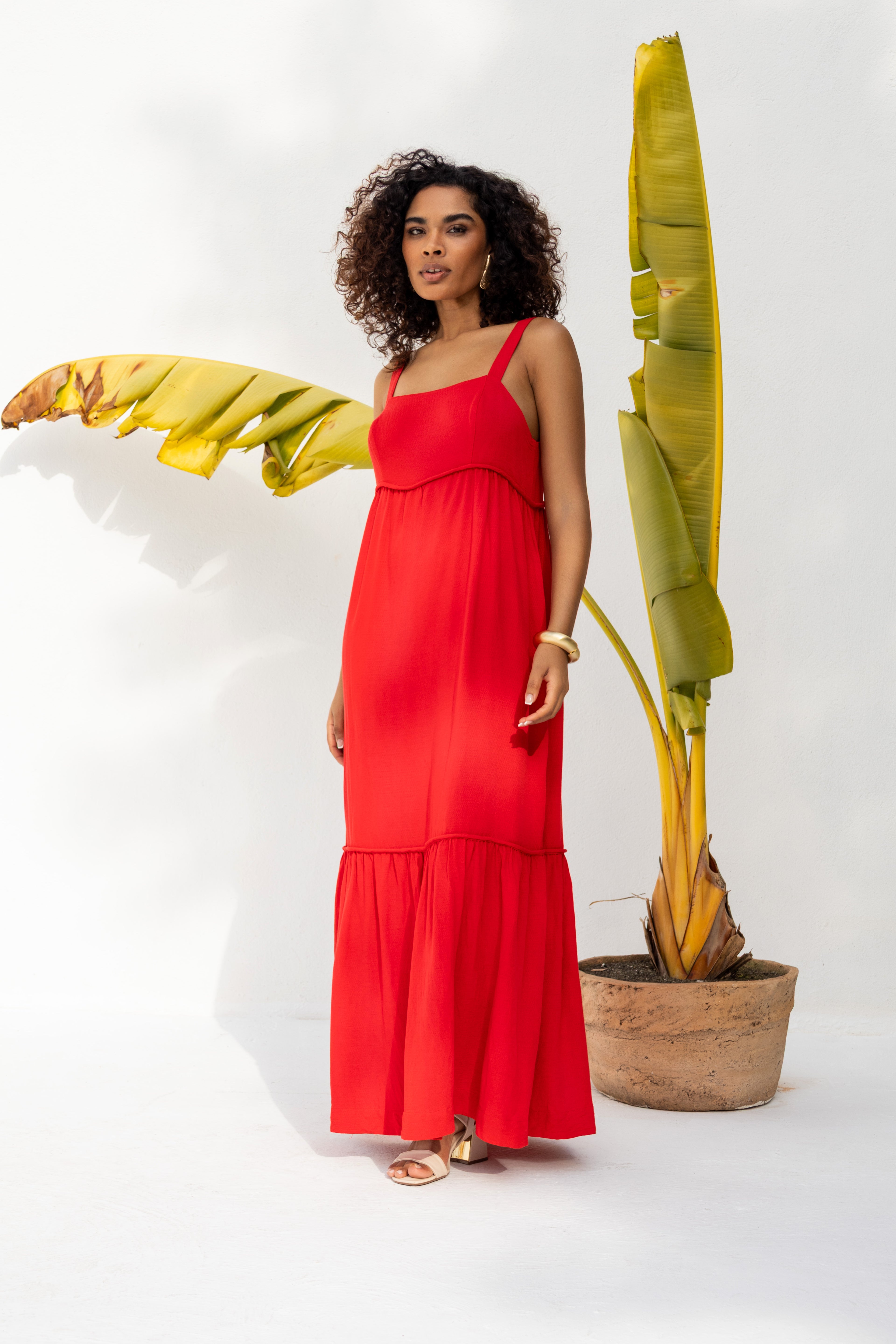 Vestido longo com alças largas e babado