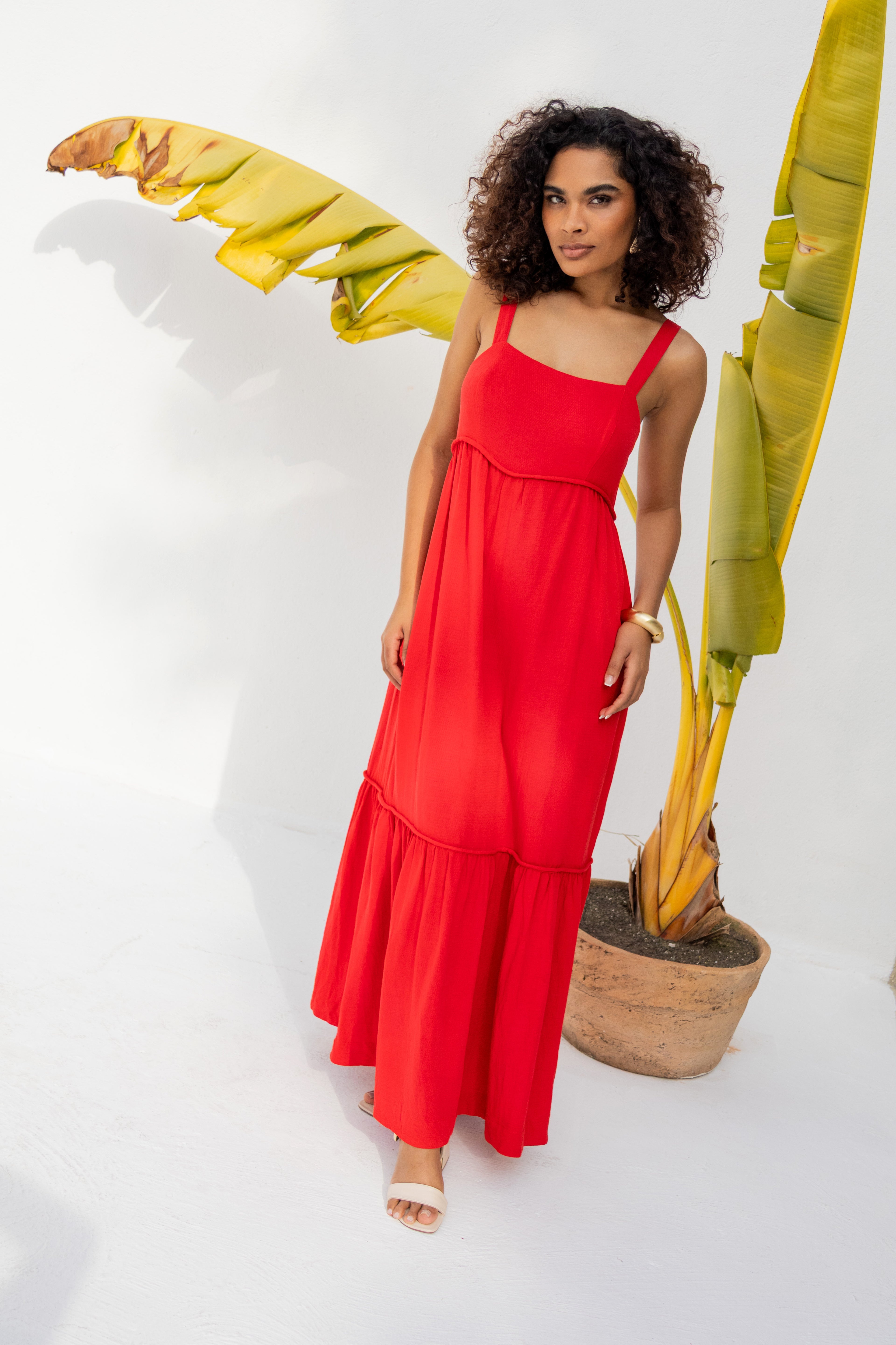 Vestido longo com alças largas e babado