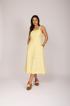 Vestido midi com recorte