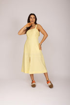 Vestido midi com recorte