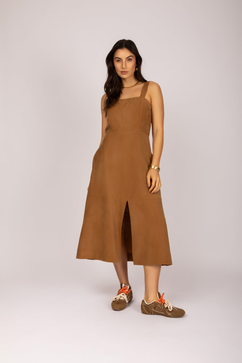 Vestido midi com recorte