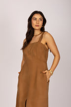 Vestido midi com recorte