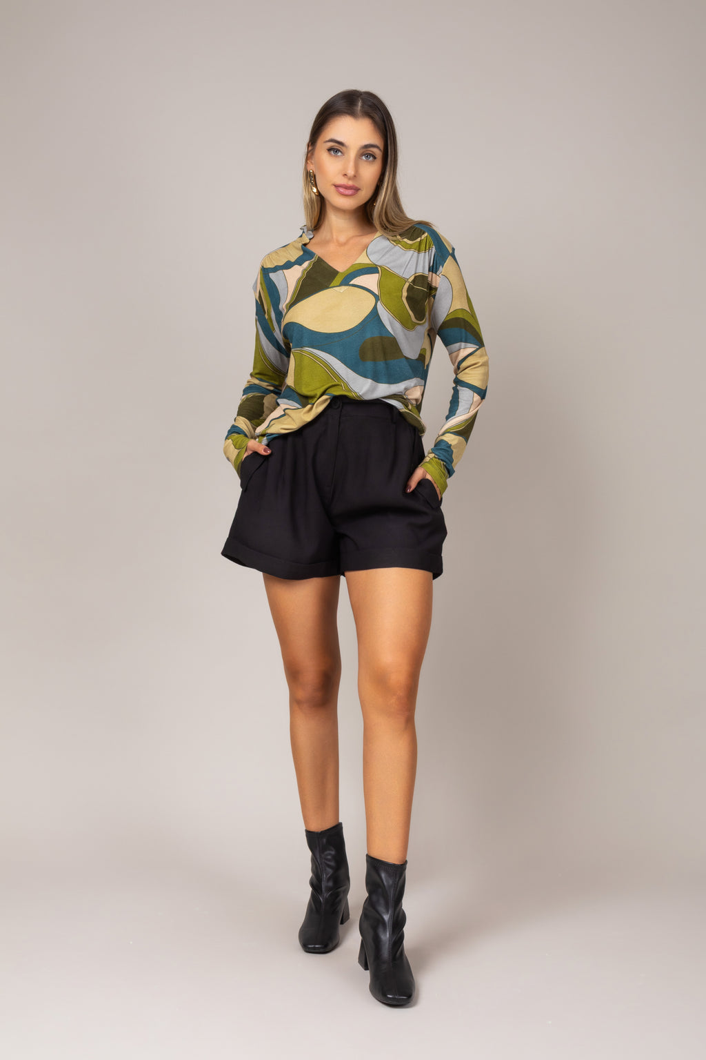 Blusa manga longa com estampa abstrata
