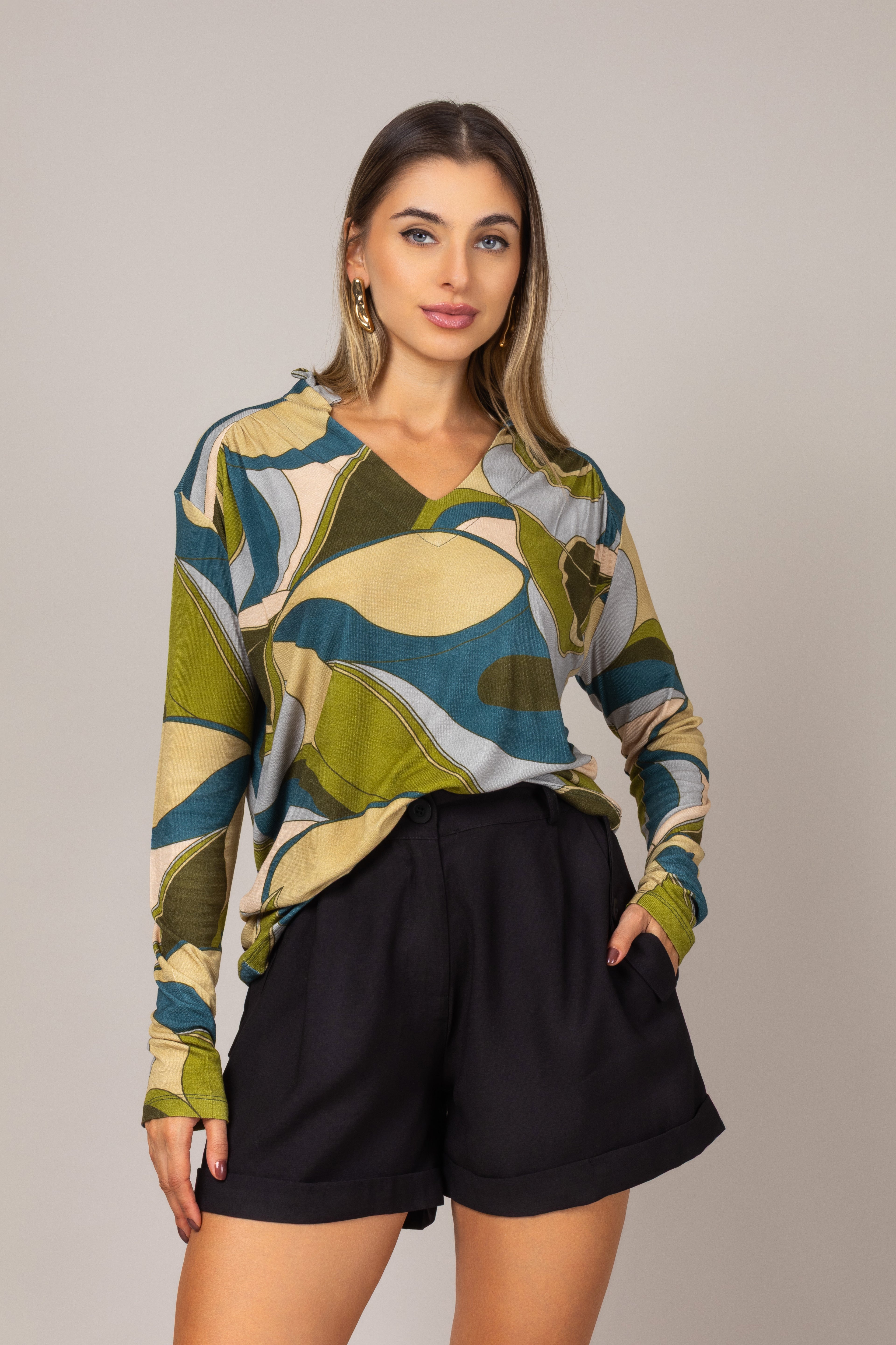 Blusa manga longa com estampa abstrata