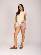 Short jeans reto com detalhes